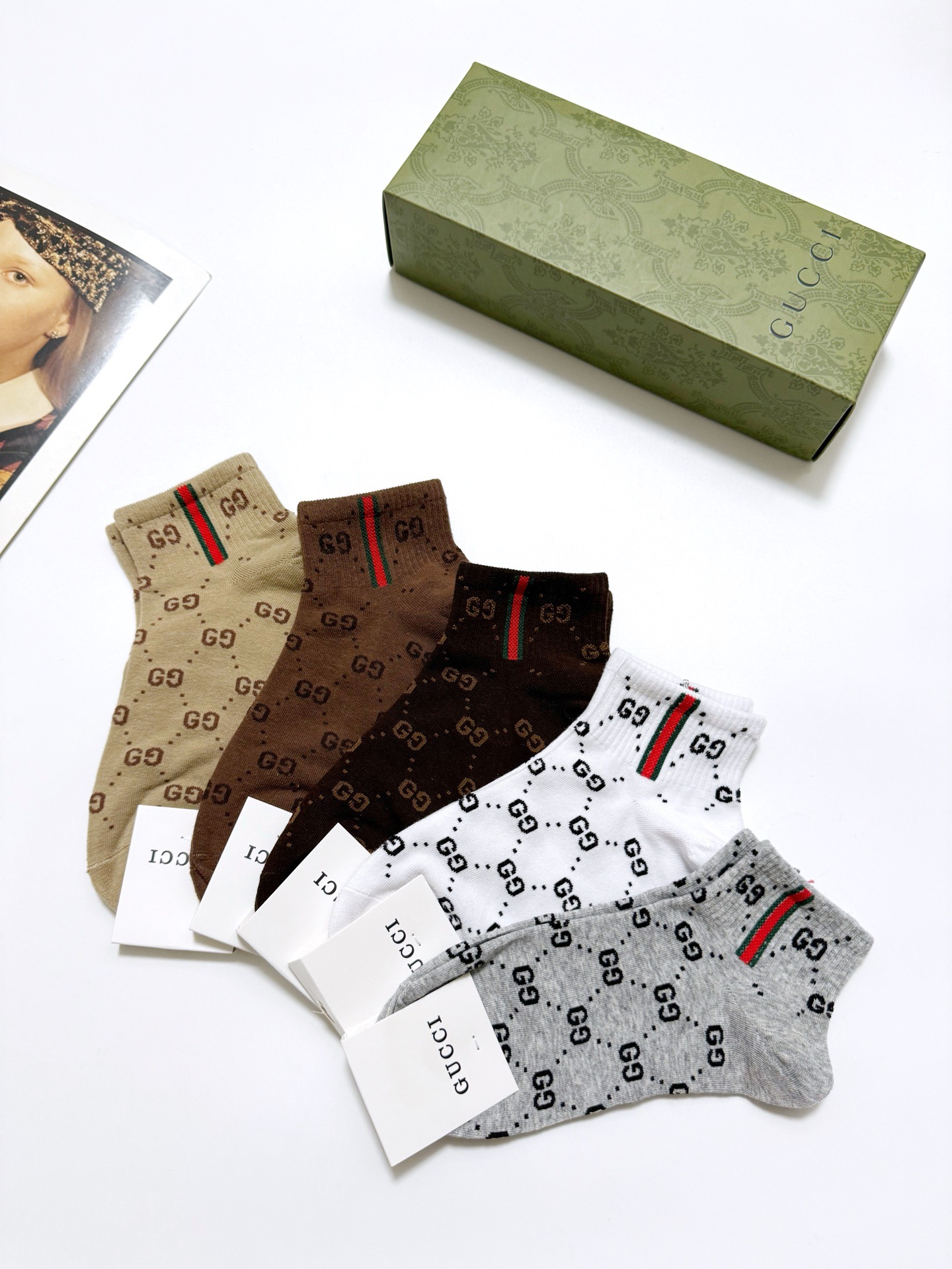  配包装
🌟【一盒5 双】
 🌟Gucci 古奇 经典字母logo纯棉短袜  男女同款，ins超火爆红人