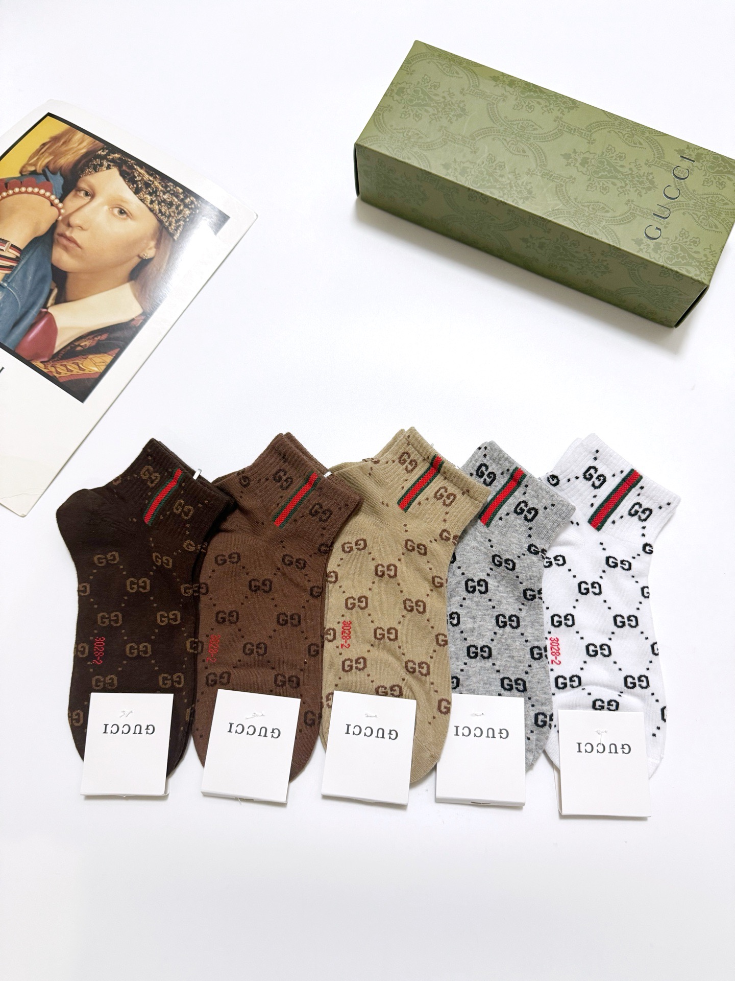  配包装
🌟【一盒5 双】
 🌟Gucci 古奇 经典字母logo纯棉短袜  男女同款，ins超火爆红人