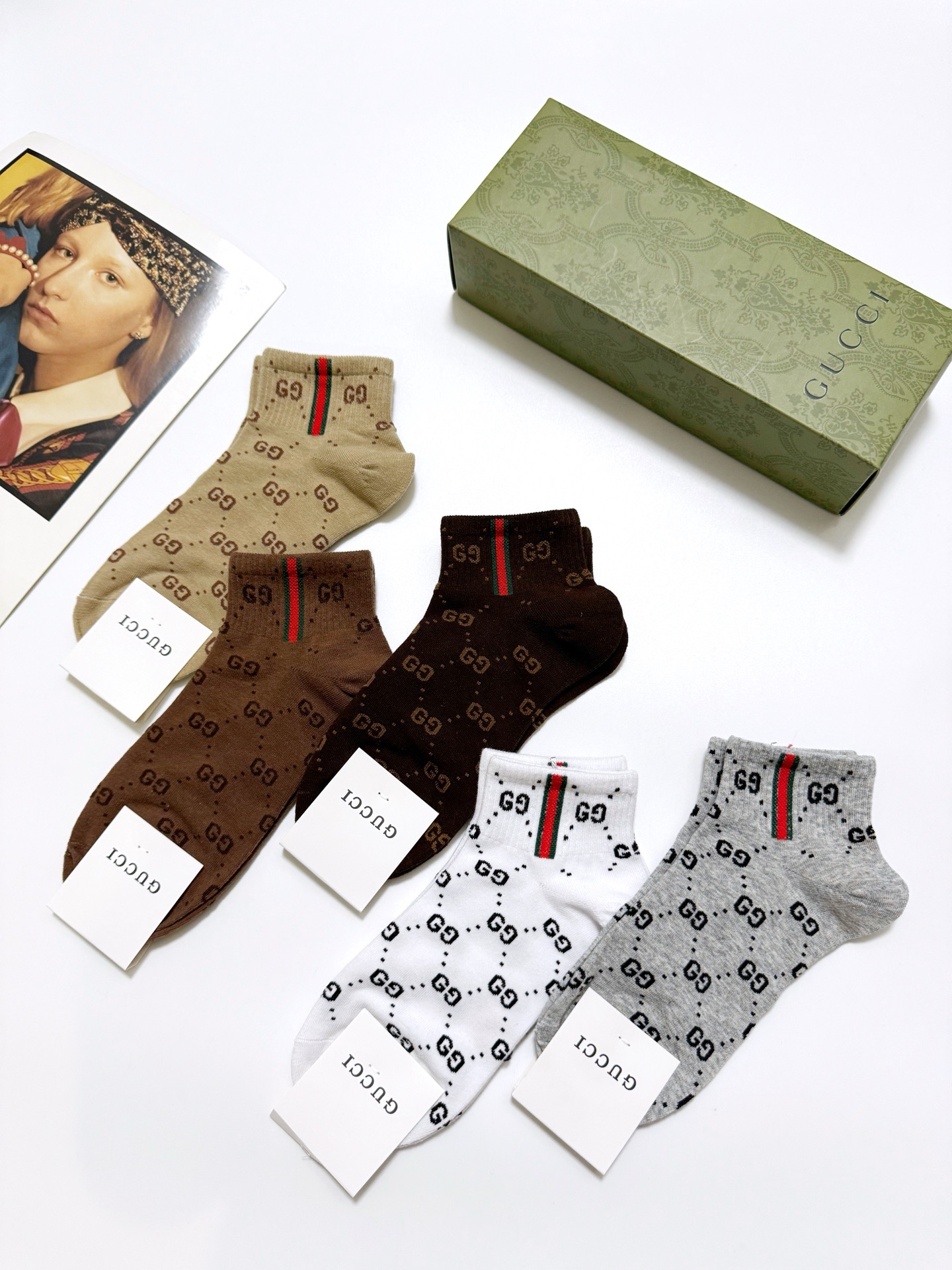  配包装
🌟【一盒5 双】
 🌟Gucci 古奇 经典字母logo纯棉短袜  男女同款，ins超火爆红人