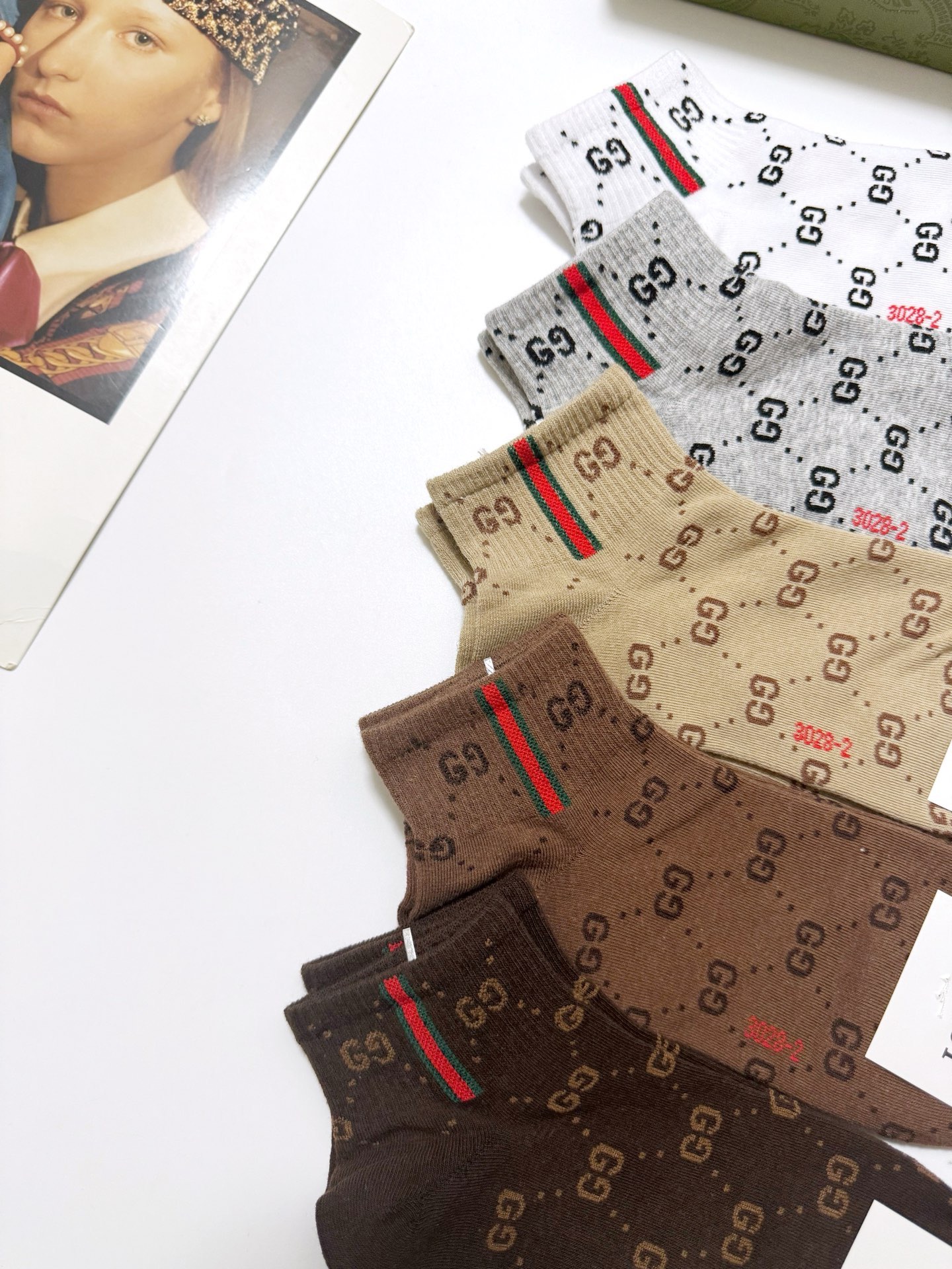  配包装
🌟【一盒5 双】
 🌟Gucci 古奇 经典字母logo纯棉短袜  男女同款，ins超火爆红人