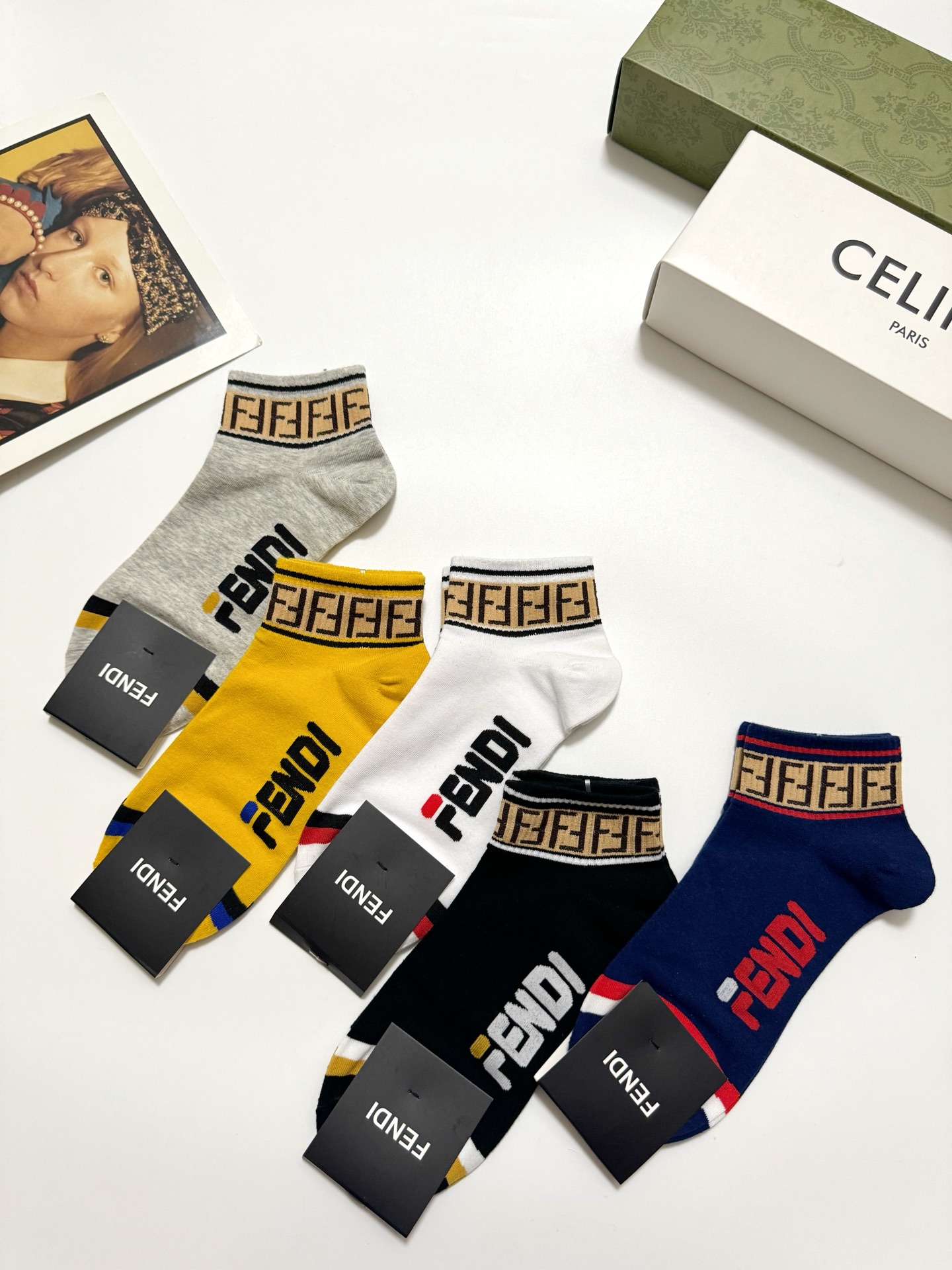  配包装
🌟【一盒5 双】男女同款
 🌟Fendi 芬迪 经典字母logo 纯棉短筒袜   ，ins超火