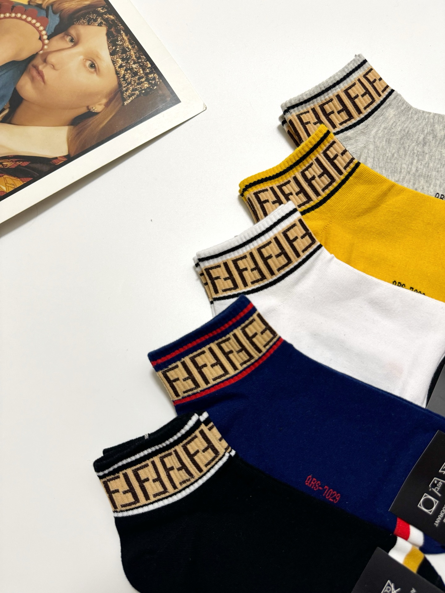  配包装
🌟【一盒5 双】男女同款
 🌟Fendi 芬迪 经典字母logo 纯棉短筒袜   ，ins超火