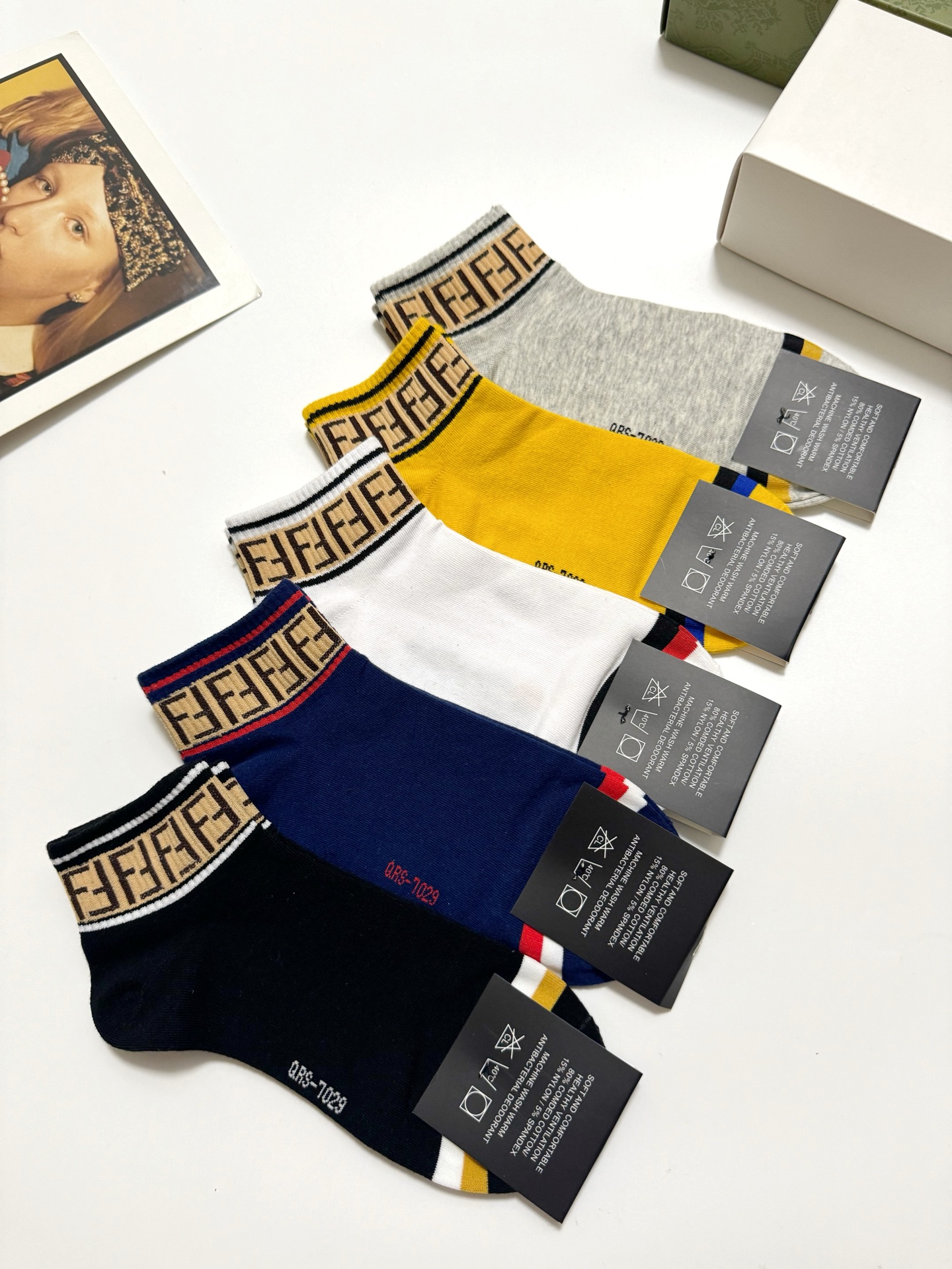  配包装
🌟【一盒5 双】男女同款
 🌟Fendi 芬迪 经典字母logo 纯棉短筒袜   ，ins超火