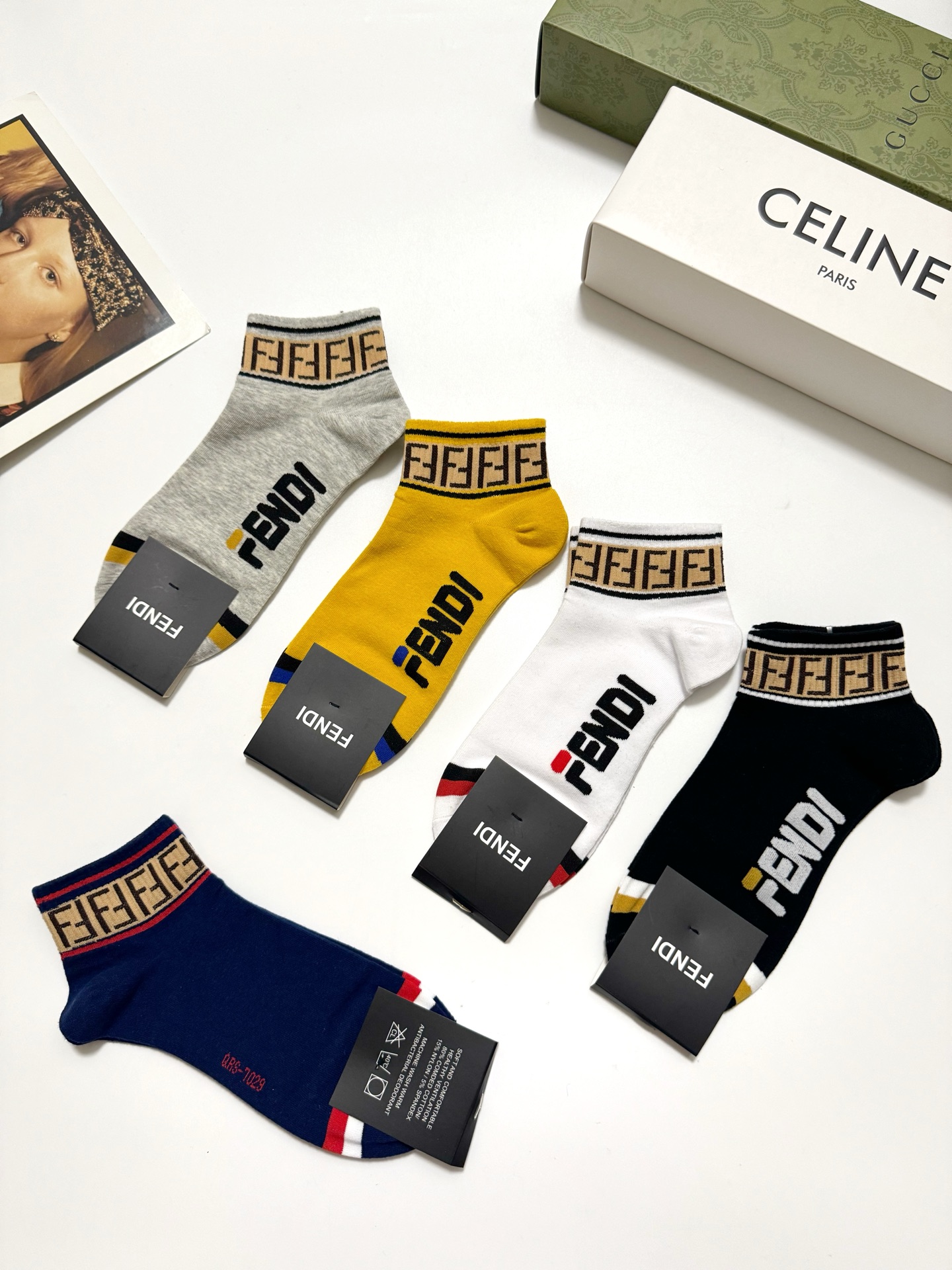  配包装
🌟【一盒5 双】男女同款
 🌟Fendi 芬迪 经典字母logo 纯棉短筒袜   ，ins超火
