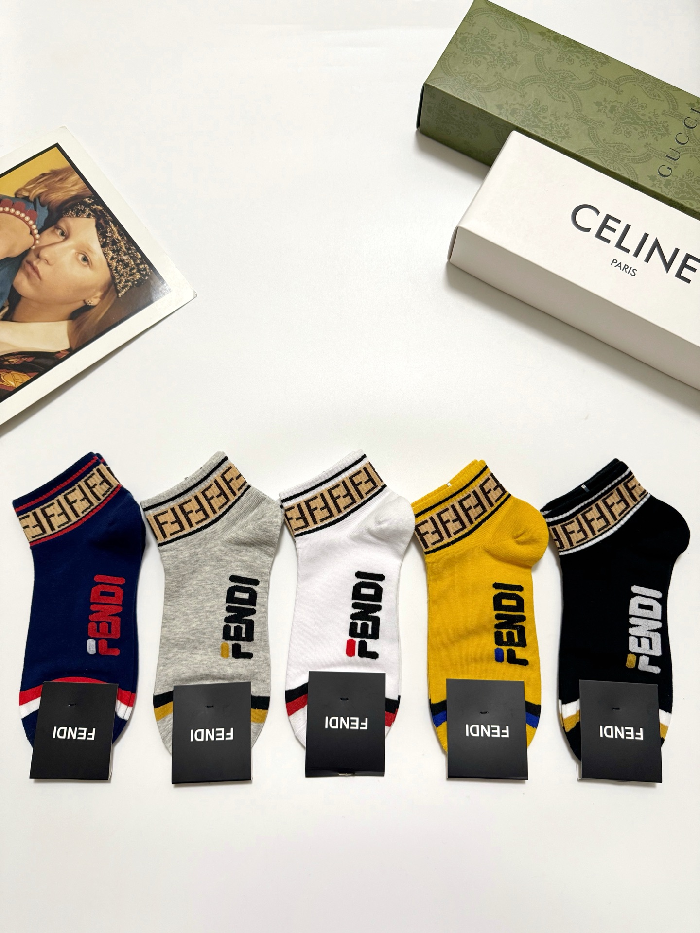  配包装
🌟【一盒5 双】男女同款
 🌟Fendi 芬迪 经典字母logo 纯棉短筒袜   ，ins超火