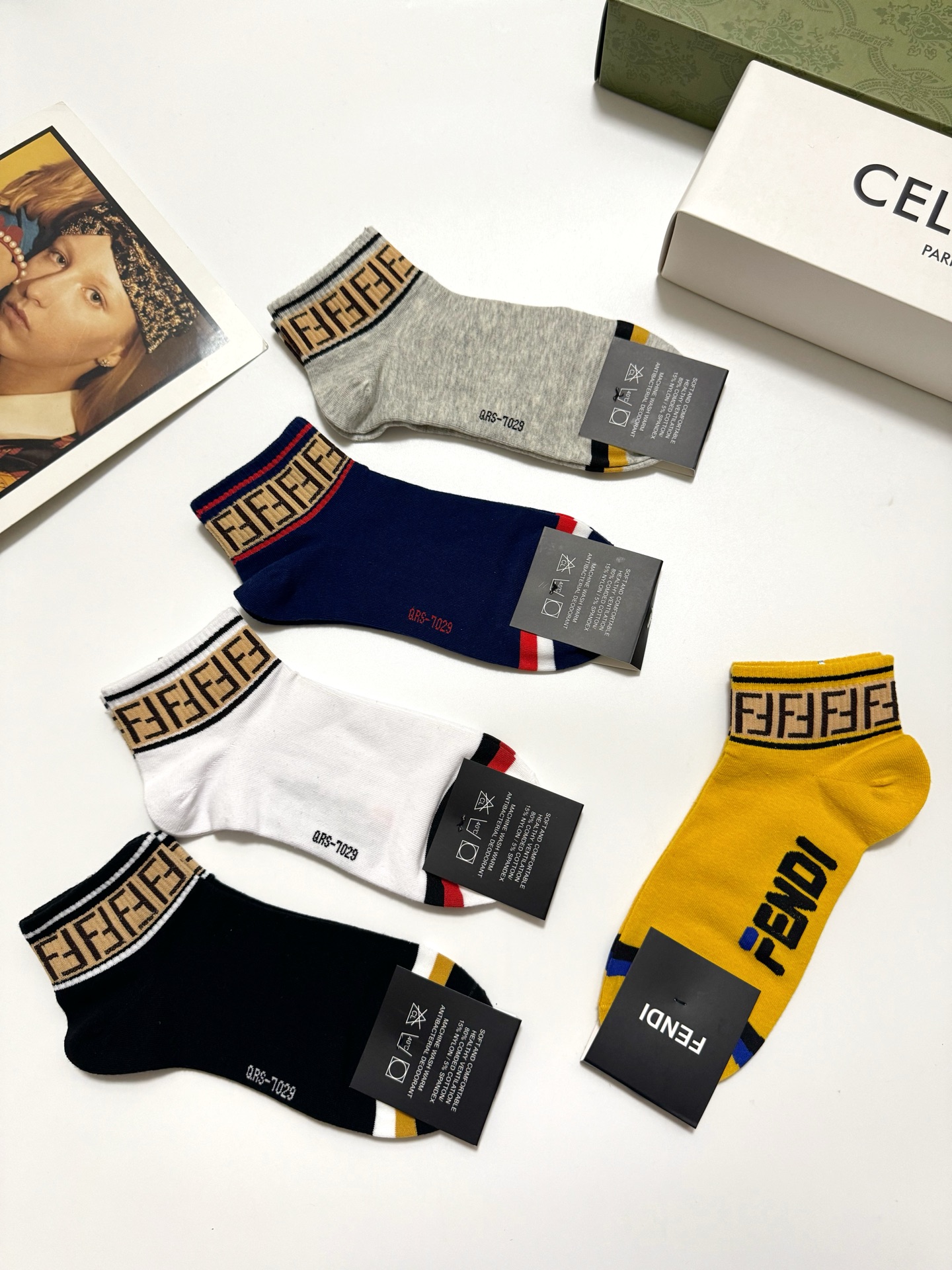  配包装
🌟【一盒5 双】男女同款
 🌟Fendi 芬迪 经典字母logo 纯棉短筒袜   ，ins超火