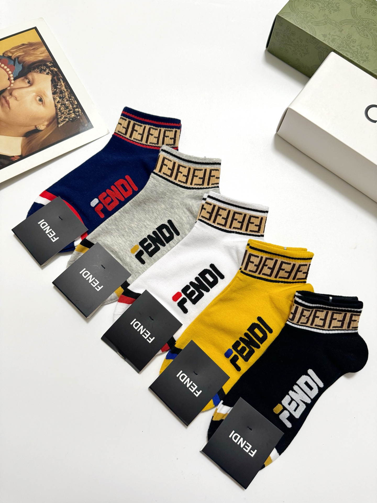  配包装
🌟【一盒5 双】男女同款
 🌟Fendi 芬迪 经典字母logo 纯棉短筒袜   ，ins超火