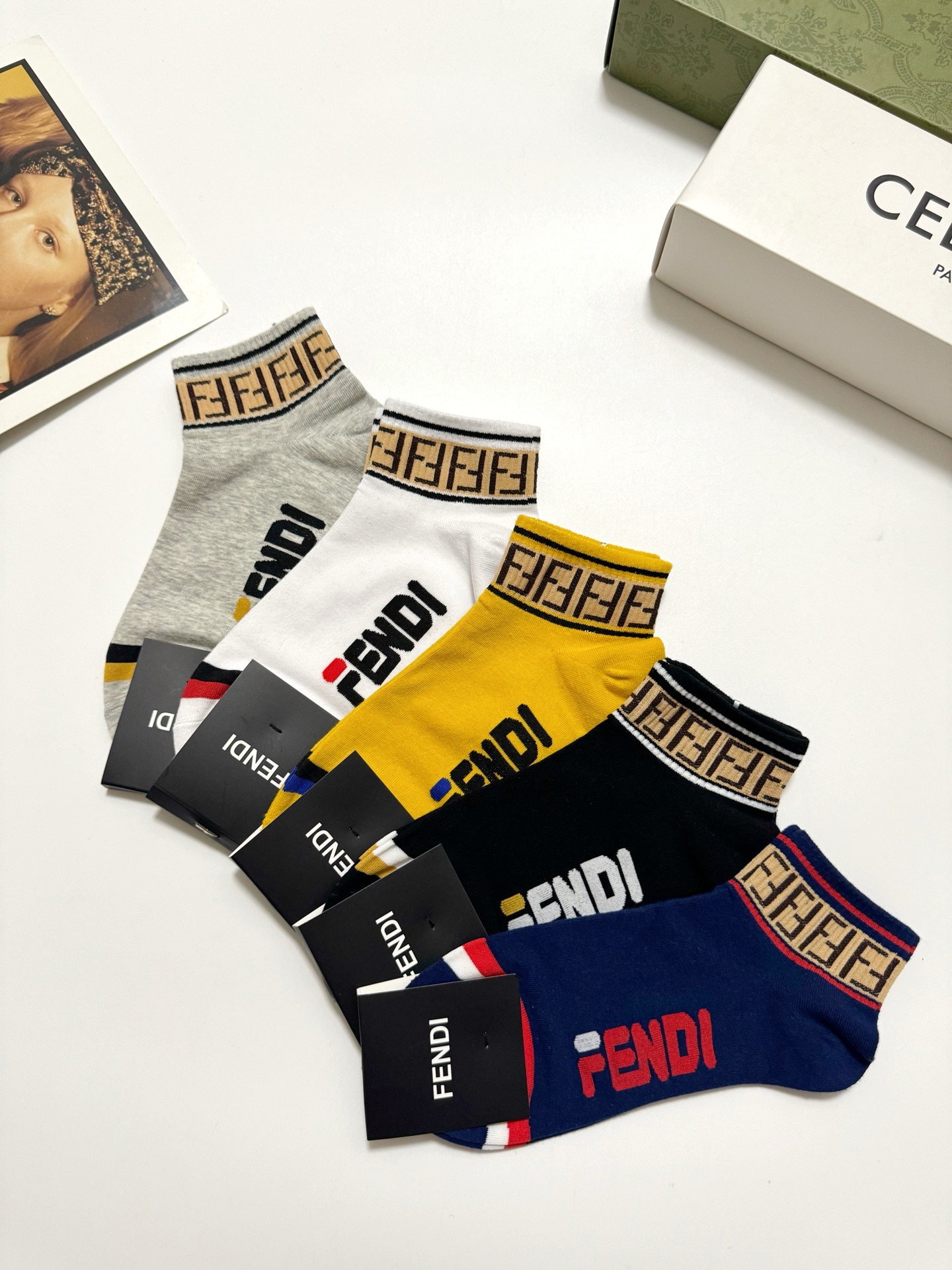  配包装
🌟【一盒5 双】男女同款
 🌟Fendi 芬迪 经典字母logo 纯棉短筒袜   ，ins超火