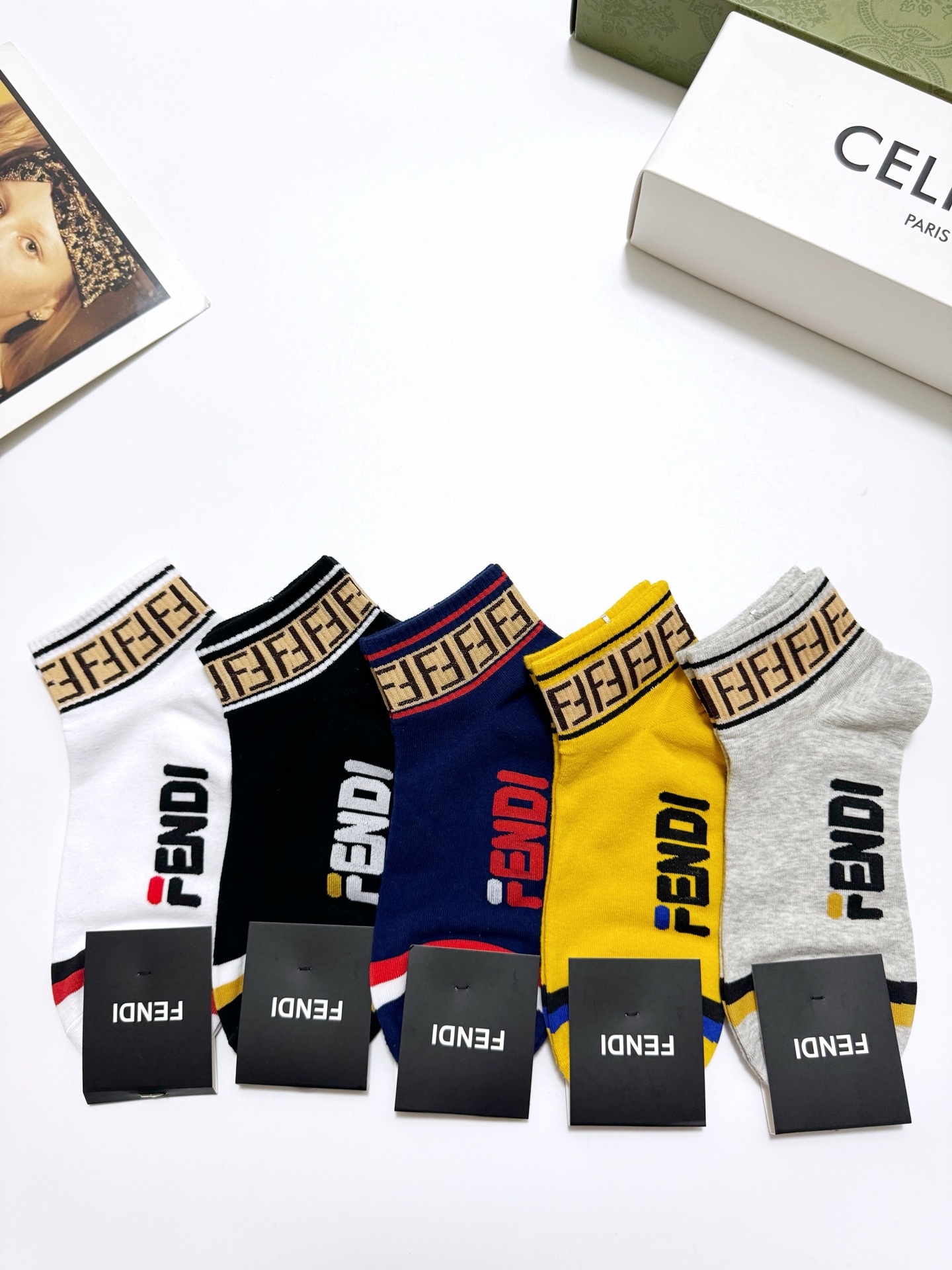 配包装
🌟【一盒5 双】男女同款
 🌟Fendi 芬迪 经典字母logo 纯棉短筒袜   ，ins超火