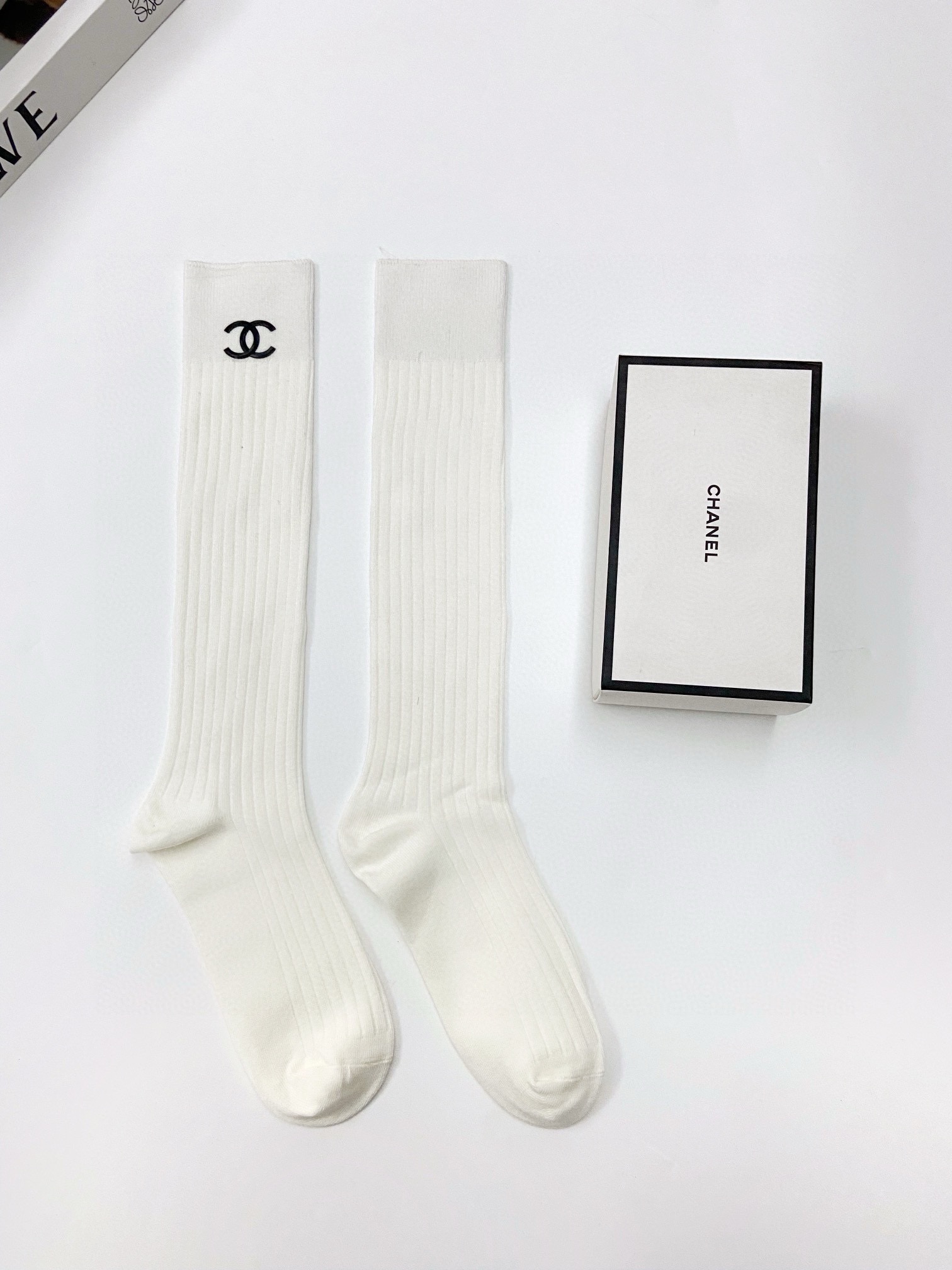    配包装
🌟【一盒一双】
🌟Chanel 香奈儿 经典双C字母logo纯棉长筒袜  小腿袜
🌟ins
