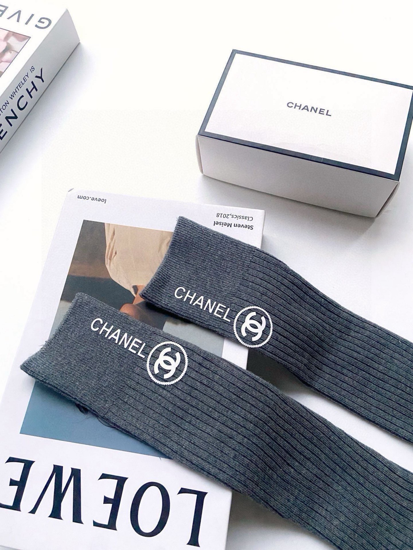    配包装
🌟【一盒一双】
🌟Chanel 香奈儿 经典双C字母logo纯棉长筒袜  小腿袜
🌟ins