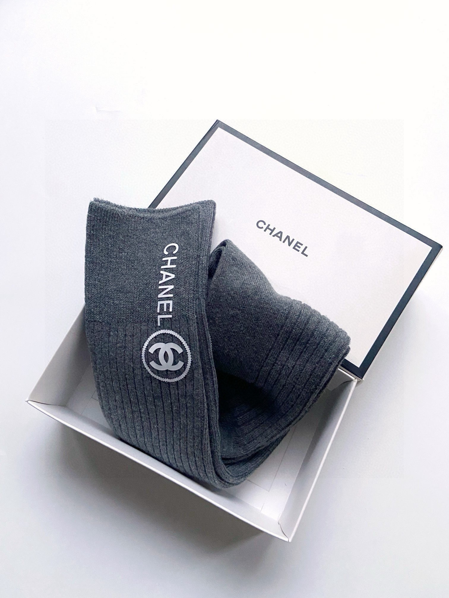    配包装
🌟【一盒一双】
🌟Chanel 香奈儿 经典双C字母logo纯棉长筒袜  小腿袜
🌟ins