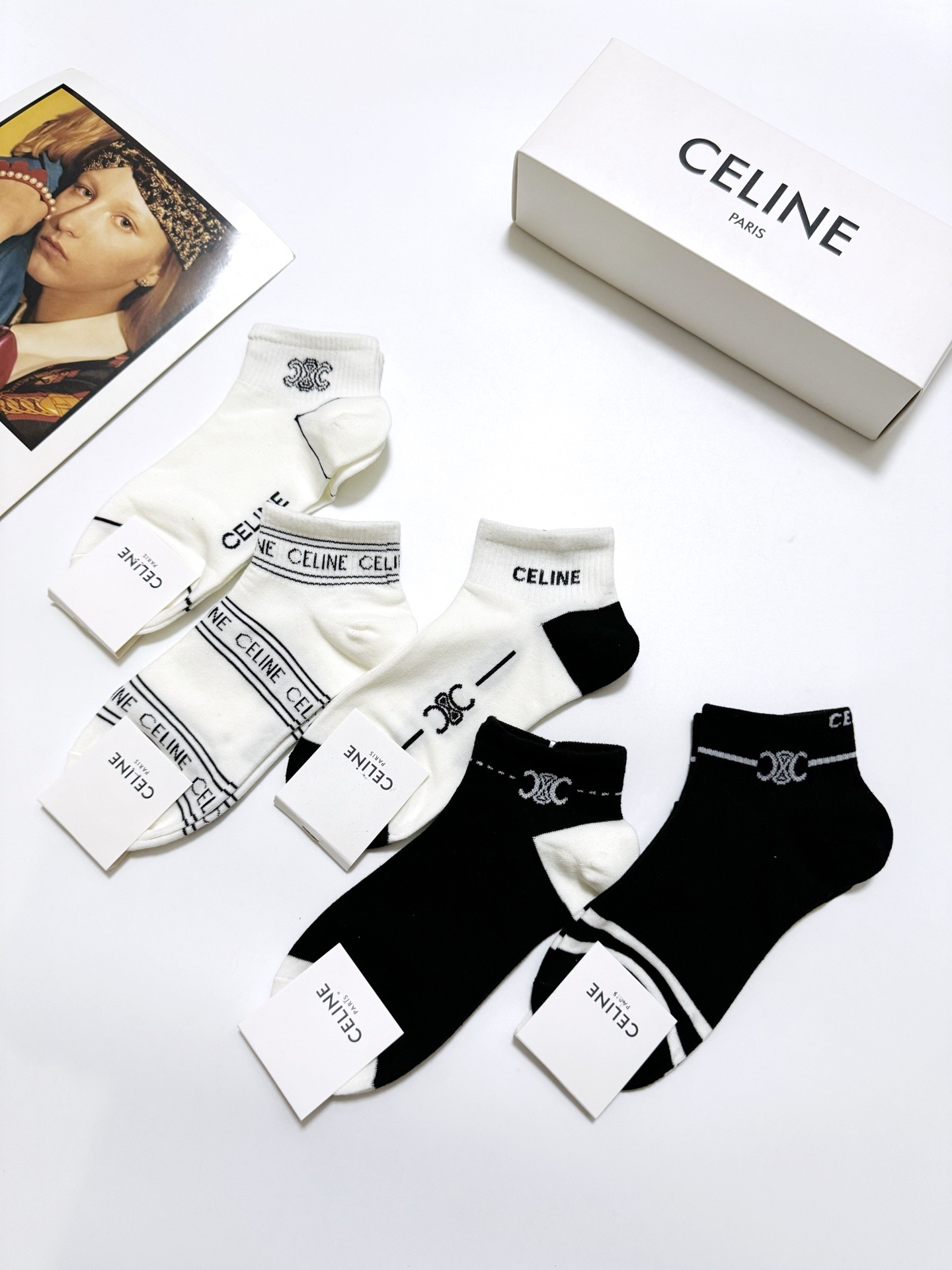  配包装
🌟【一盒5双】
 🌟Celine 赛琳 经典字母logo 纯棉短袜   ，ins超火爆短袜，纯