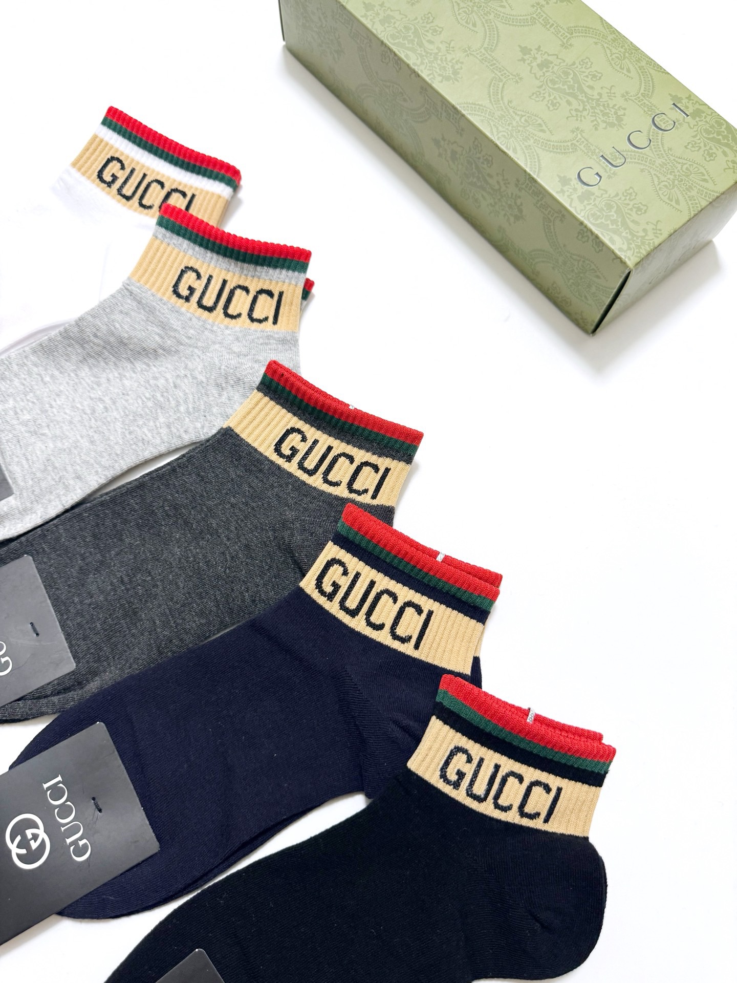  配包装
🌟【一盒5 双】
 🌟Gucci 古琦 经典字母logo 纯棉短袜   ，ins超火爆短袜，纯
