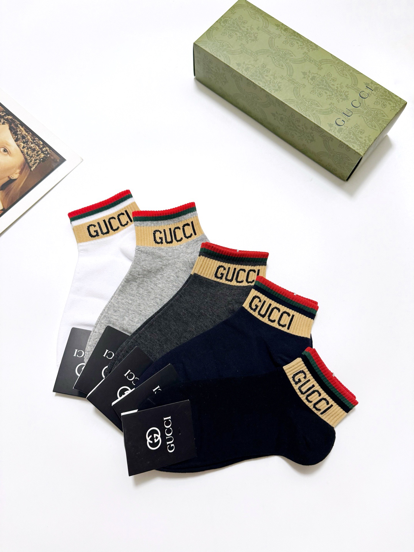  配包装
🌟【一盒5 双】
 🌟Gucci 古琦 经典字母logo 纯棉短袜   ，ins超火爆短袜，纯
