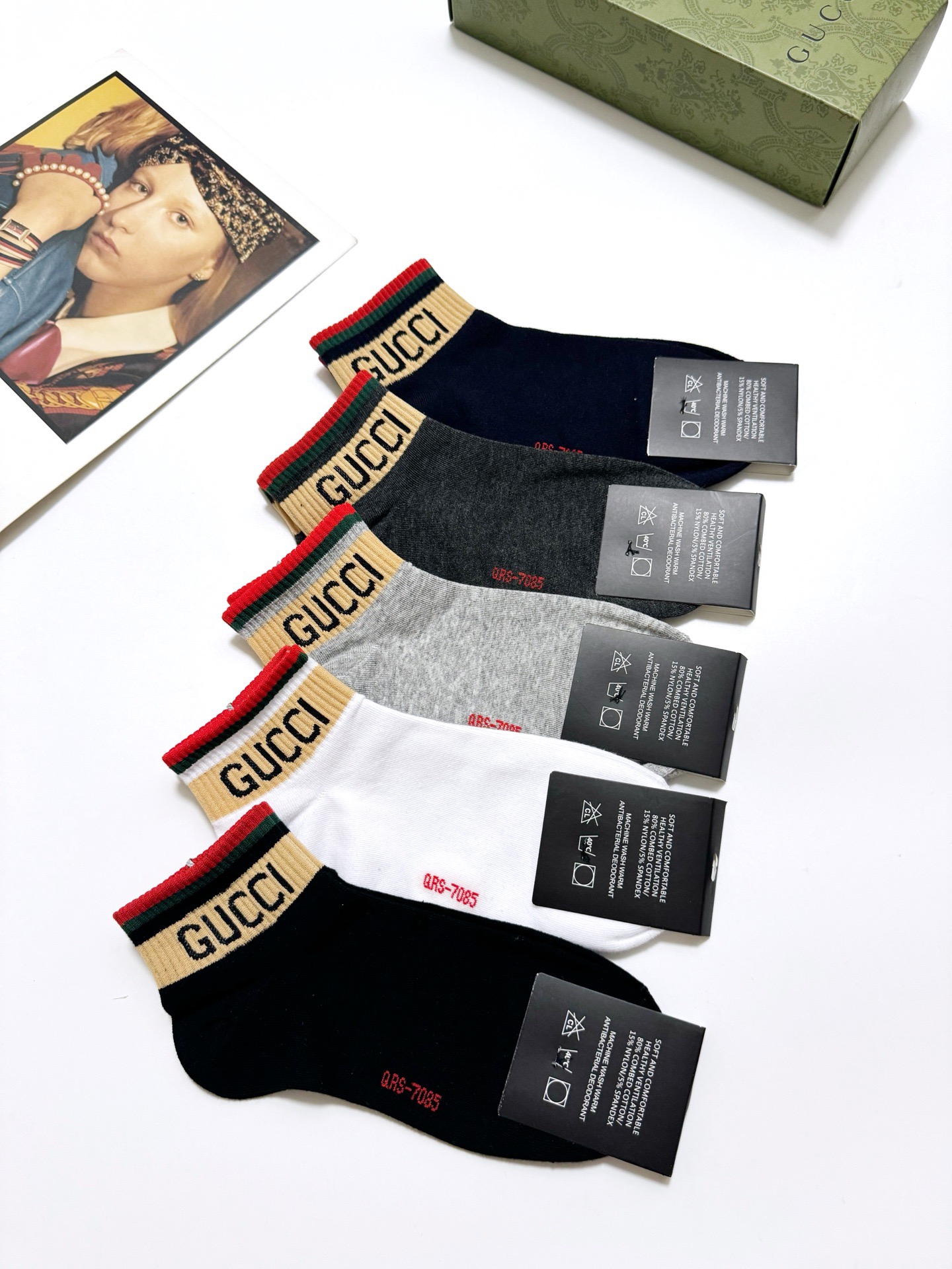  配包装
🌟【一盒5 双】
 🌟Gucci 古琦 经典字母logo 纯棉短袜   ，ins超火爆短袜，纯