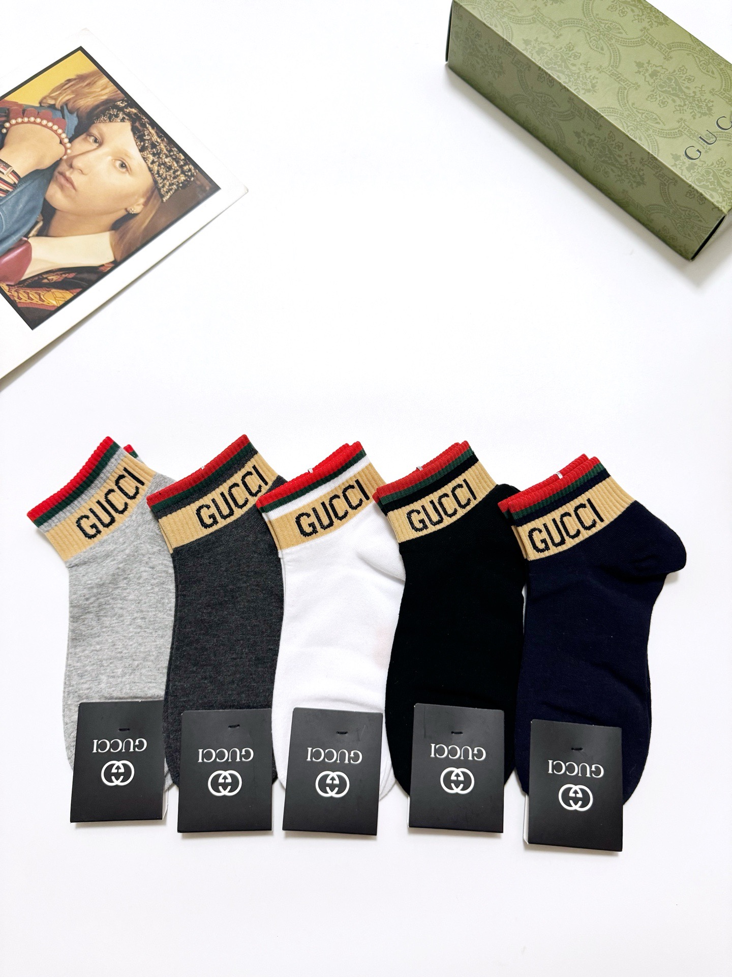  配包装
🌟【一盒5 双】
 🌟Gucci 古琦 经典字母logo 纯棉短袜   ，ins超火爆短袜，纯