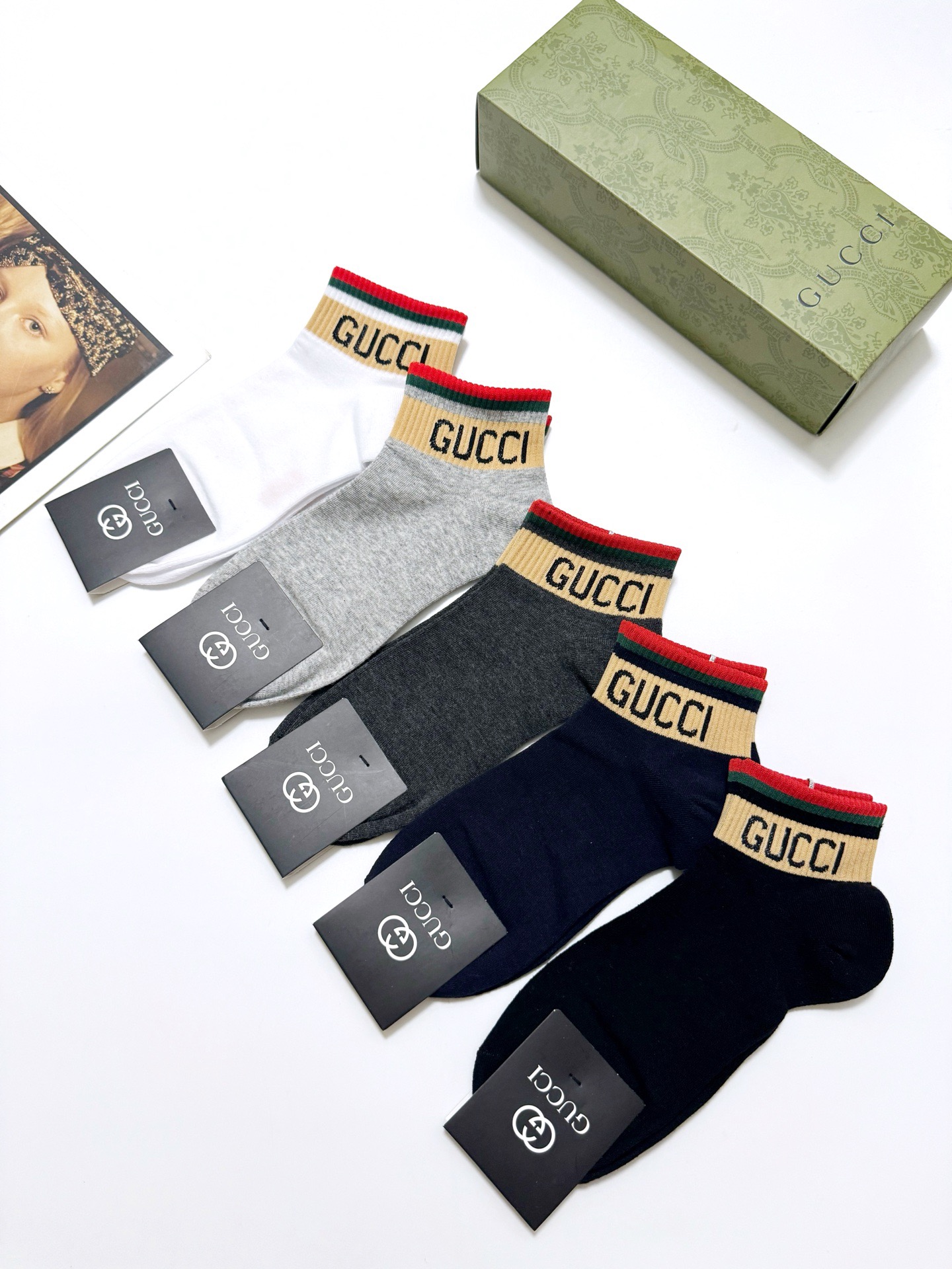  配包装
🌟【一盒5 双】
 🌟Gucci 古琦 经典字母logo 纯棉短袜   ，ins超火爆短袜，纯