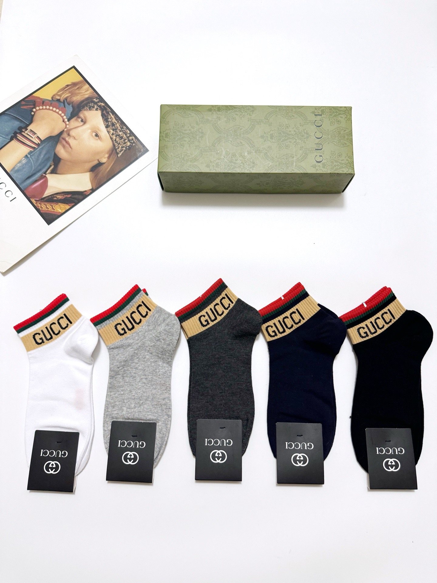  配包装
🌟【一盒5 双】
 🌟Gucci 古琦 经典字母logo 纯棉短袜   ，ins超火爆短袜，纯