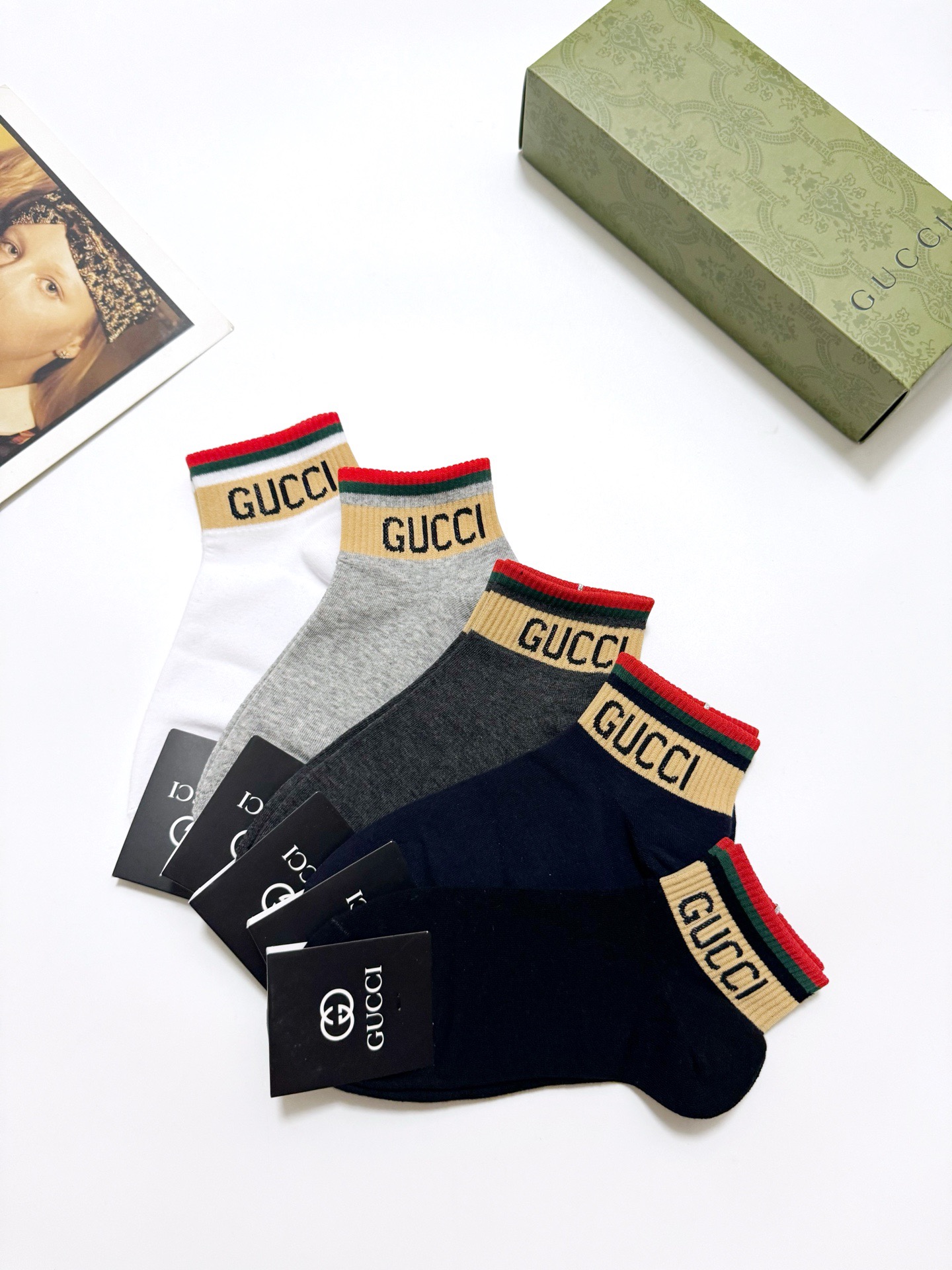  配包装
🌟【一盒5 双】
 🌟Gucci 古琦 经典字母logo 纯棉短袜   ，ins超火爆短袜，纯