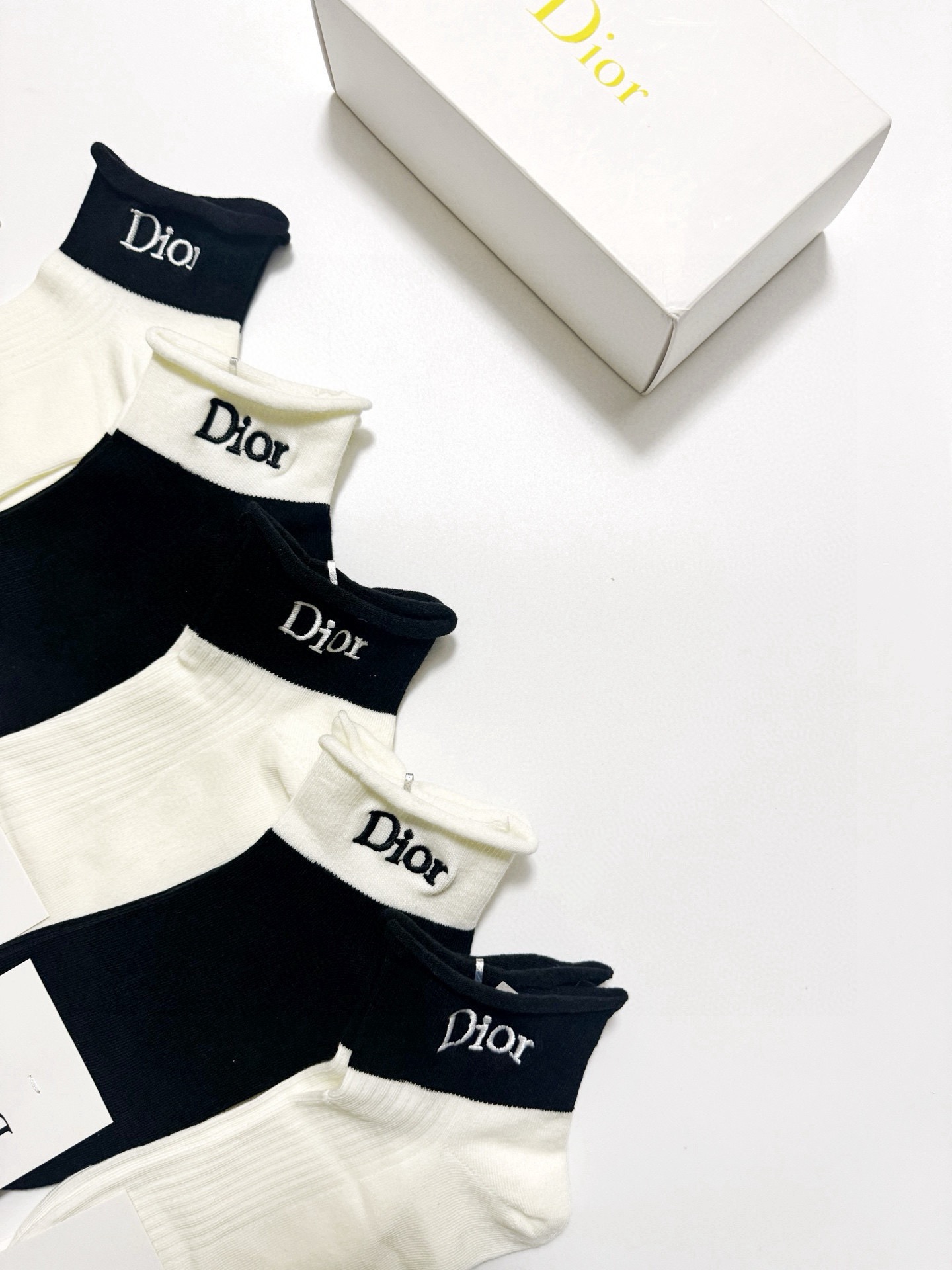  配包装
🌟【一盒5 双】
 🌟Dior 迪奥 经典字母刺绣logo 纯棉中筒袜   ，ins超火爆短袜