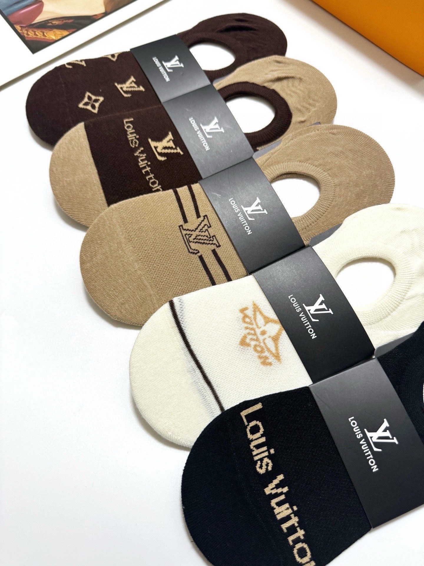 配包装
🌟【一盒5双】
 🌟LV 路易威登 经典字母logo 纯棉船袜   ，ins超火爆空调袜，纯棉