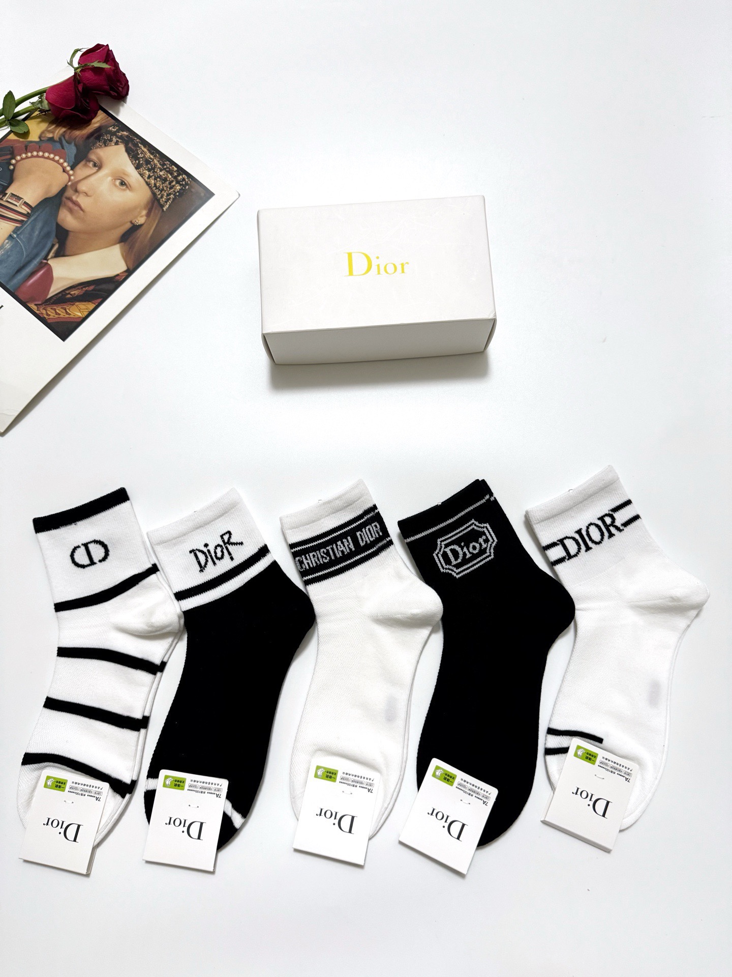  配包装
🌟【一盒5 双】
 🌟Dior 迪奥 经典字母logo 纯棉中筒袜 ，ins超火爆空调袜，纯棉