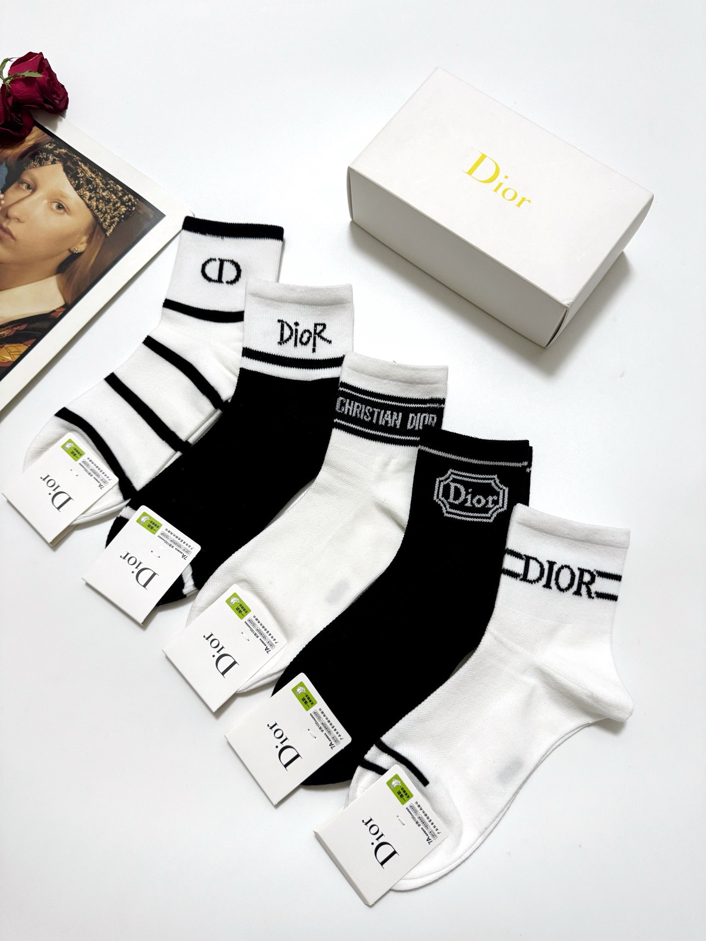  配包装
🌟【一盒5 双】
 🌟Dior 迪奥 经典字母logo 纯棉中筒袜 ，ins超火爆空调袜，纯棉