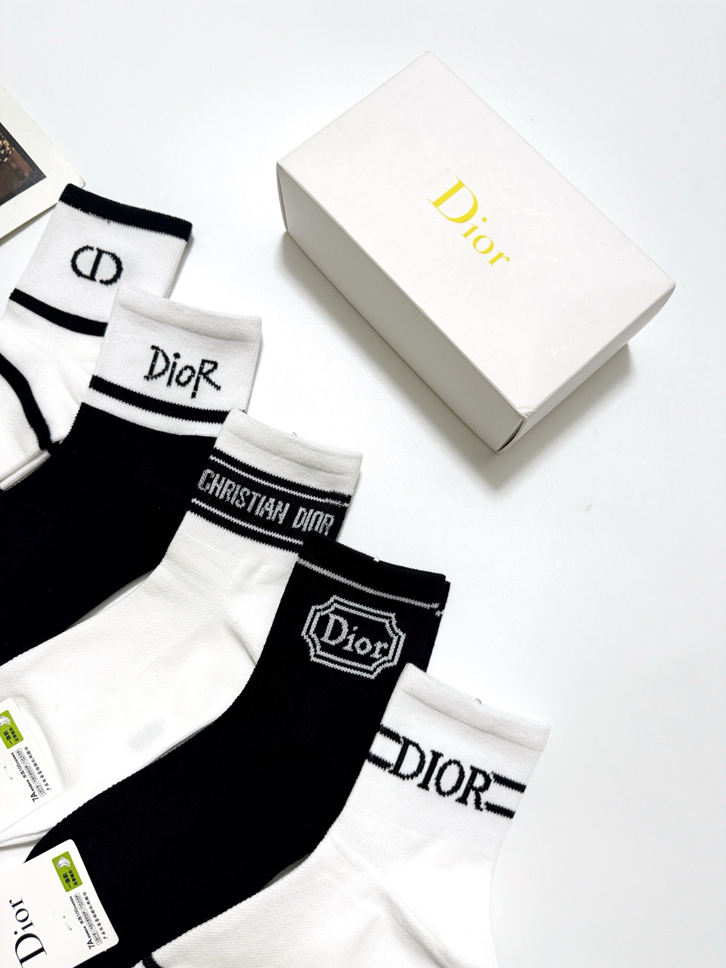  配包装
🌟【一盒5 双】
 🌟Dior 迪奥 经典字母logo 纯棉中筒袜 ，ins超火爆空调袜，纯棉