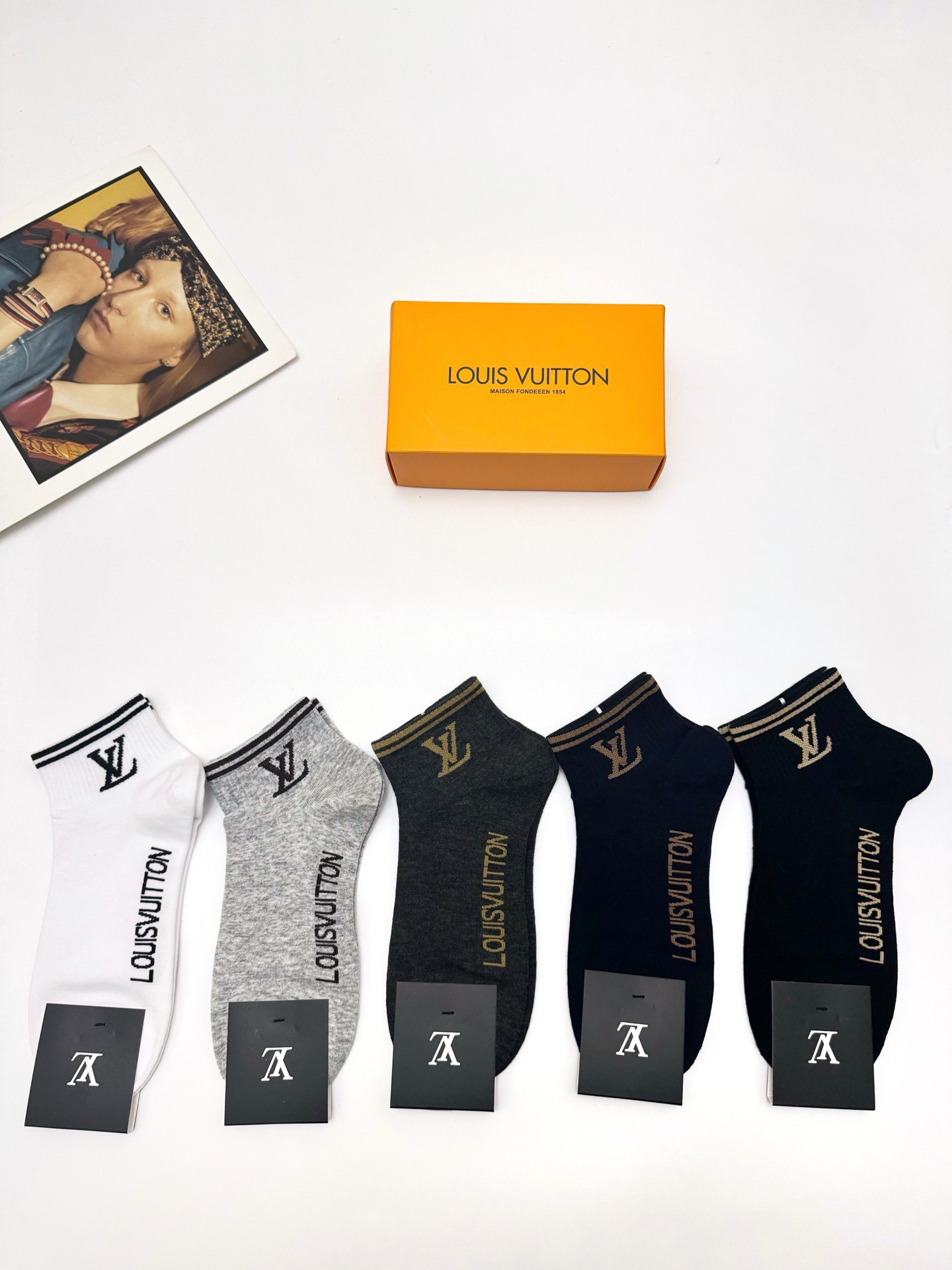  配包装
🌟【一盒5 双】男女同款
 🌟LV 路易威登 经典字母logo ins超火爆短袜，纯棉面料，潮