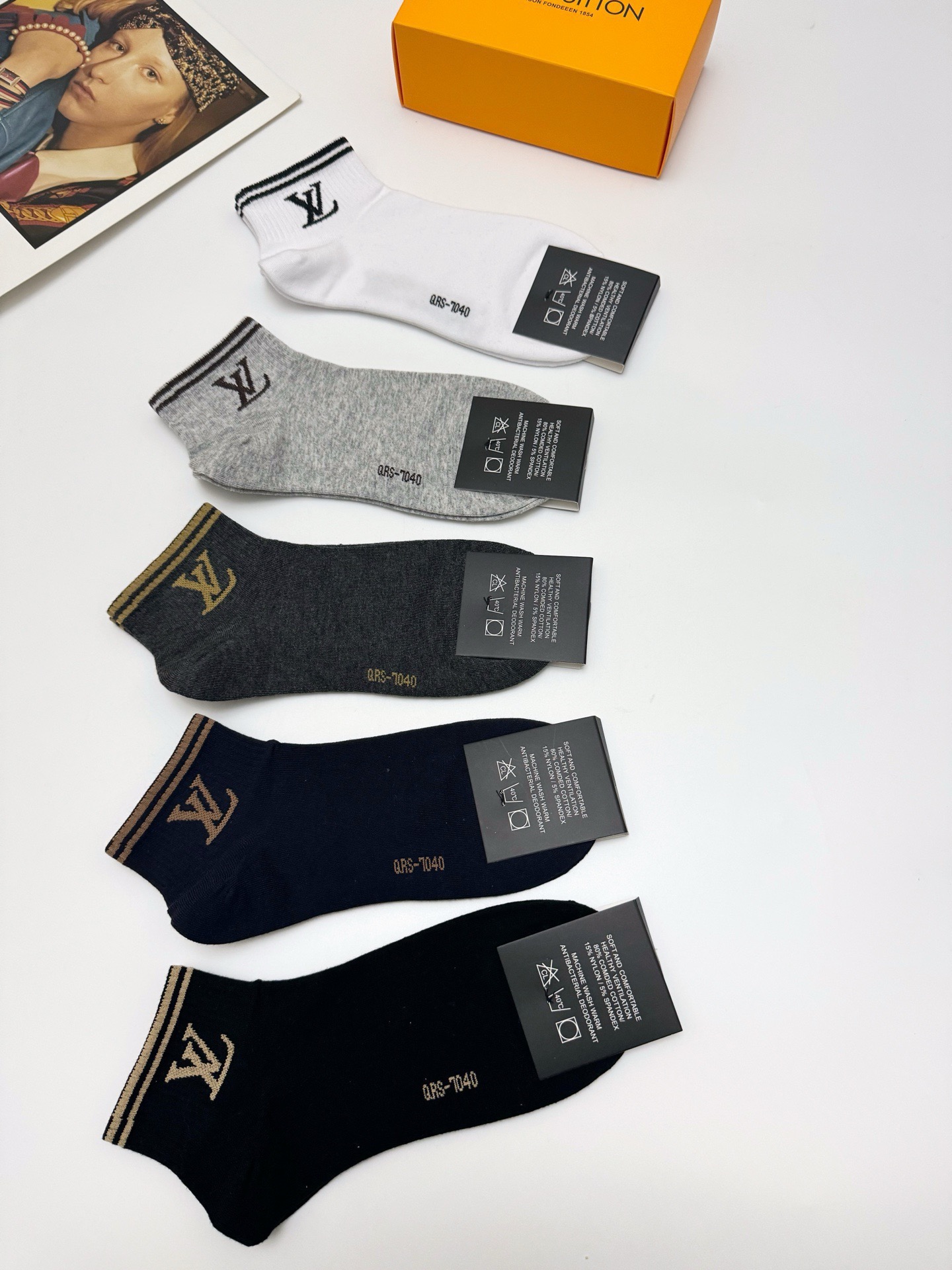  配包装
🌟【一盒5 双】男女同款
 🌟LV 路易威登 经典字母logo ins超火爆短袜，纯棉面料，潮