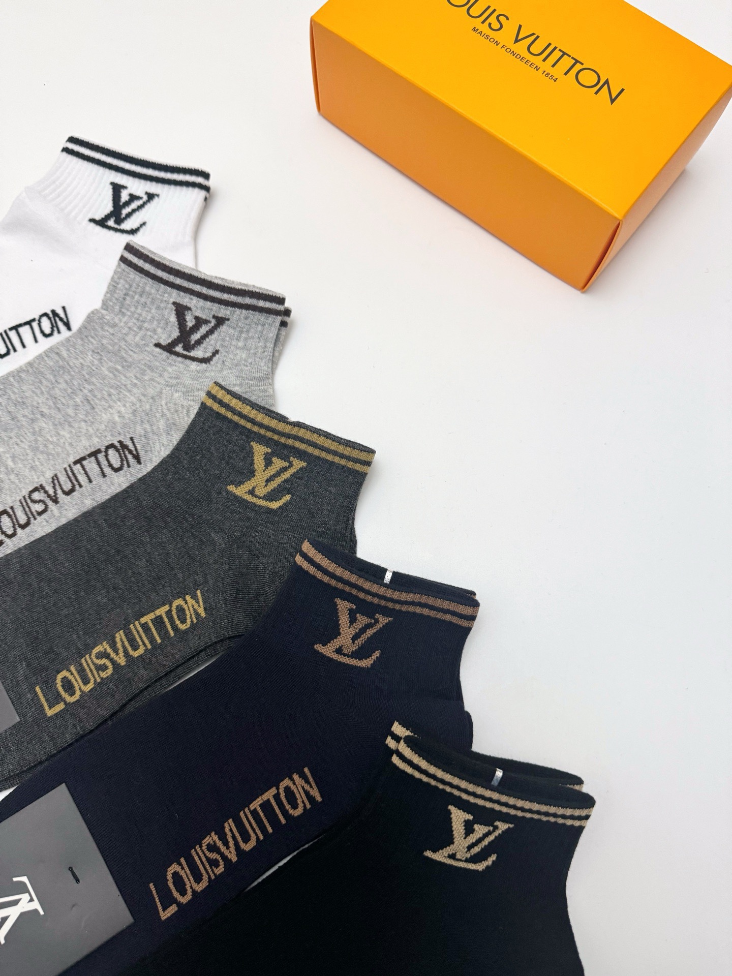 配包装
🌟【一盒5 双】男女同款
 🌟LV 路易威登 经典字母logo ins超火爆短袜，纯棉面料，潮
