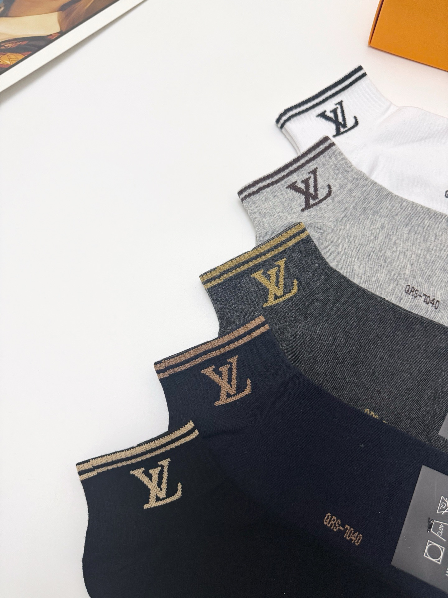  配包装
🌟【一盒5 双】男女同款
 🌟LV 路易威登 经典字母logo ins超火爆短袜，纯棉面料，潮