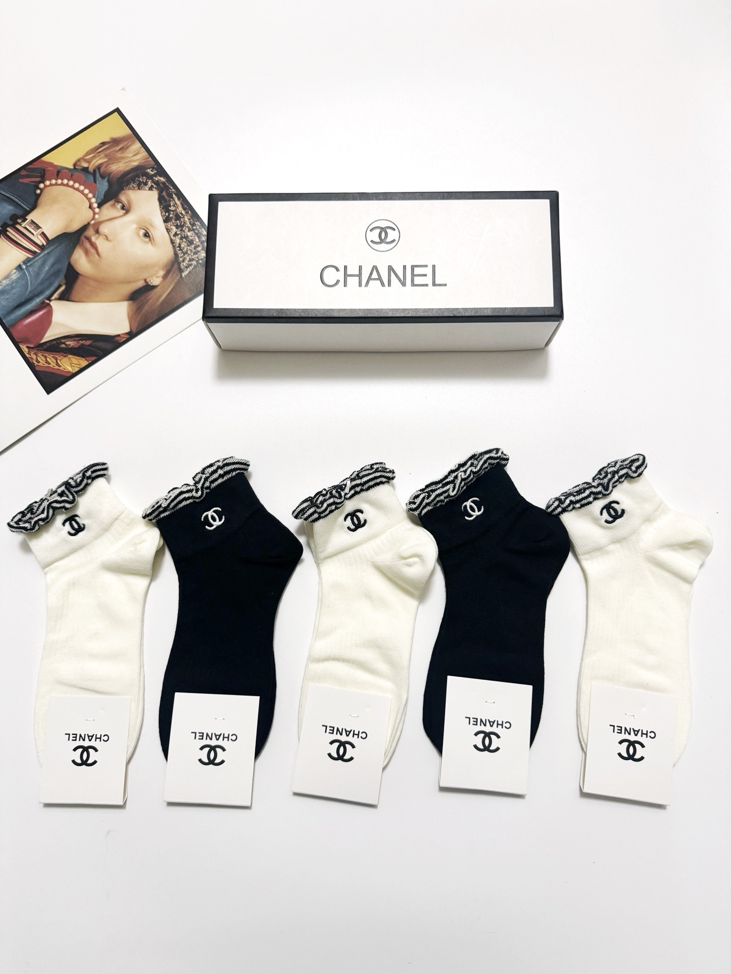   配包装
🌟【一盒5 双】
🌟Chanel 香奈儿 经典字母 logo短袜  ！纯棉面料软糯亲肤！
🌟