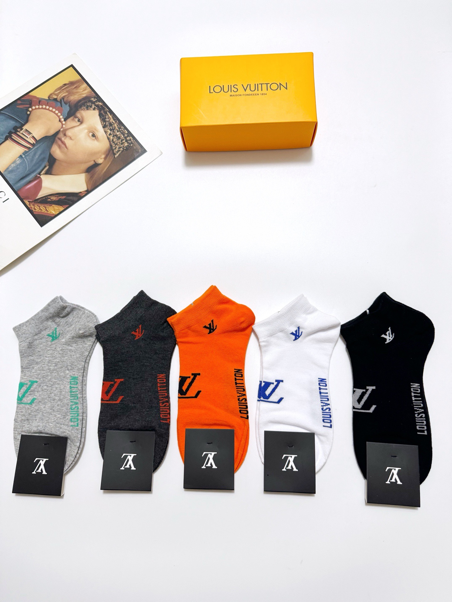  配包装
🌟【一盒5 双】男女同款
 🌟LV 路易威登 经典字母logo ins超火爆短袜，纯棉面料，潮