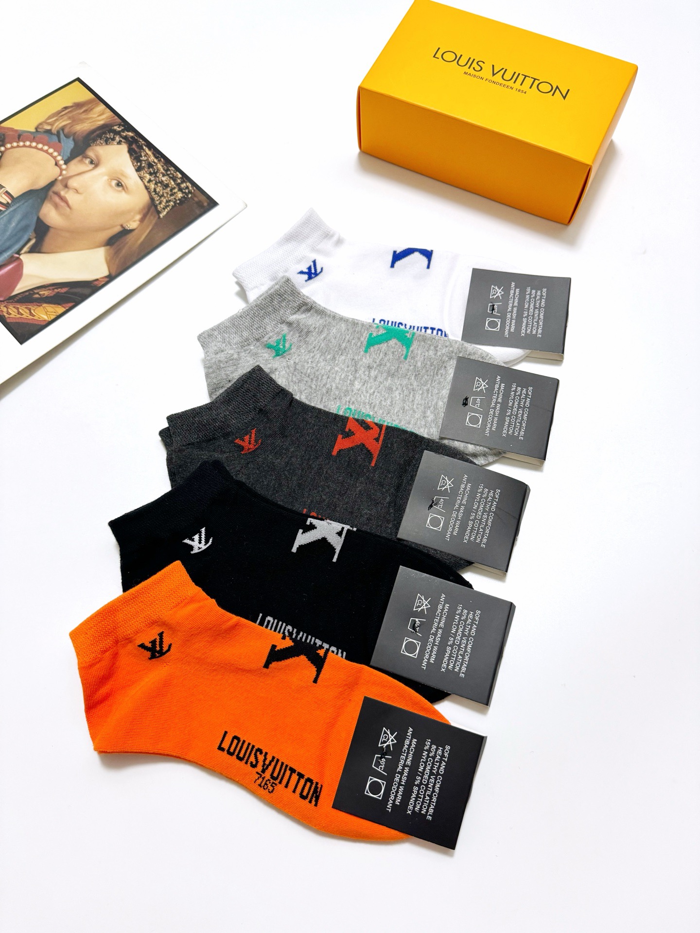  配包装
🌟【一盒5 双】男女同款
 🌟LV 路易威登 经典字母logo ins超火爆短袜，纯棉面料，潮