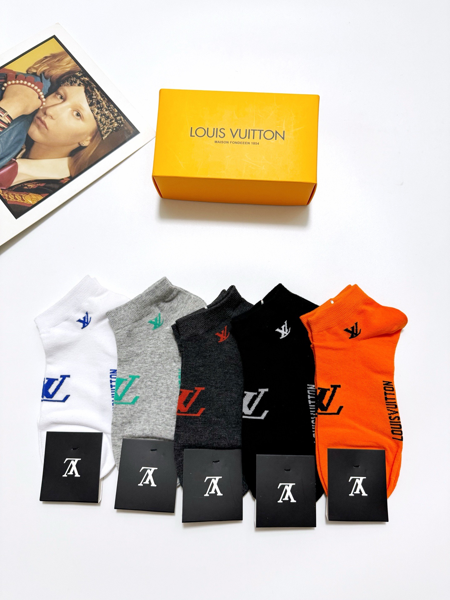  配包装
🌟【一盒5 双】男女同款
 🌟LV 路易威登 经典字母logo ins超火爆短袜，纯棉面料，潮