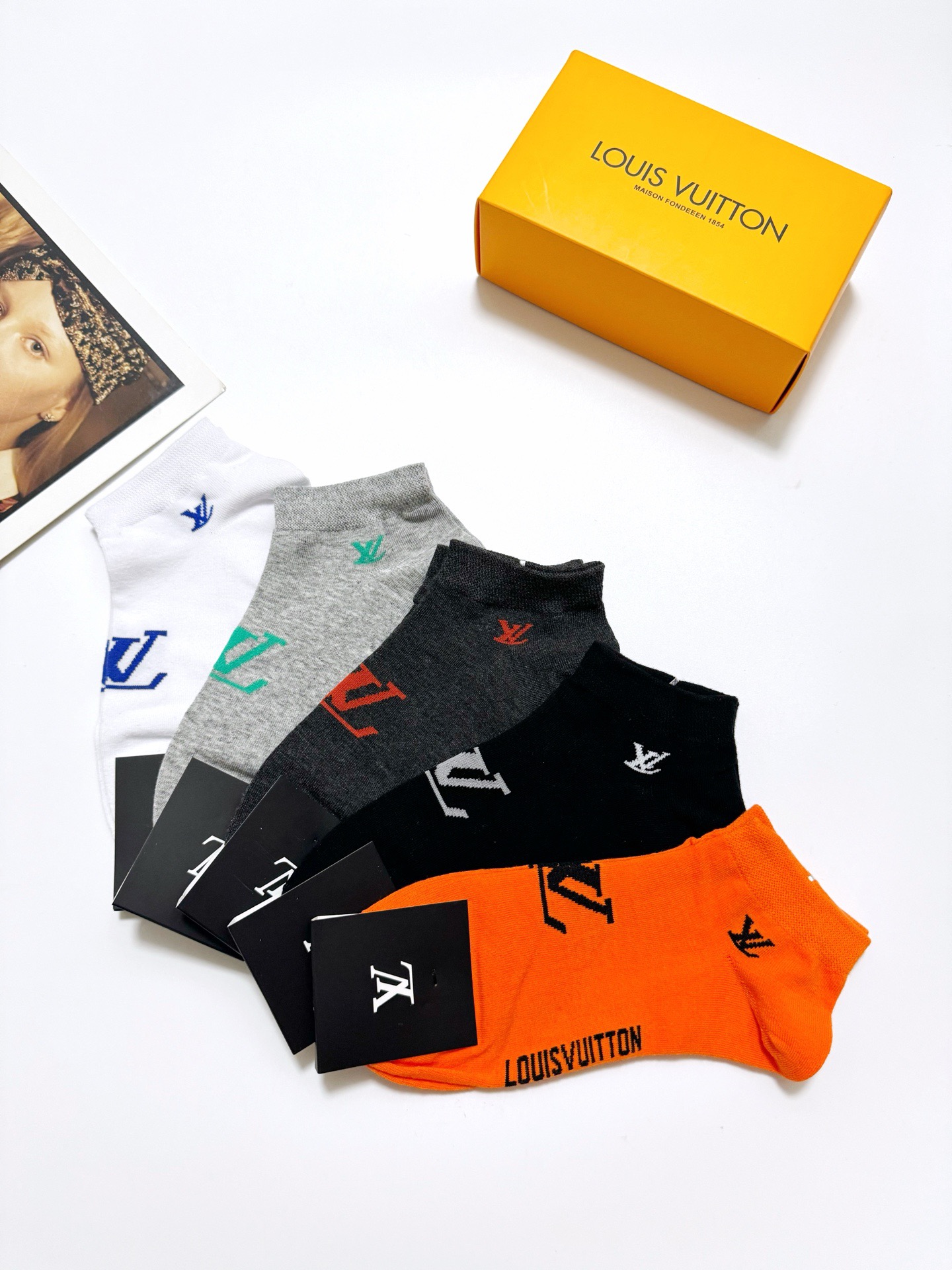  配包装
🌟【一盒5 双】男女同款
 🌟LV 路易威登 经典字母logo ins超火爆短袜，纯棉面料，潮