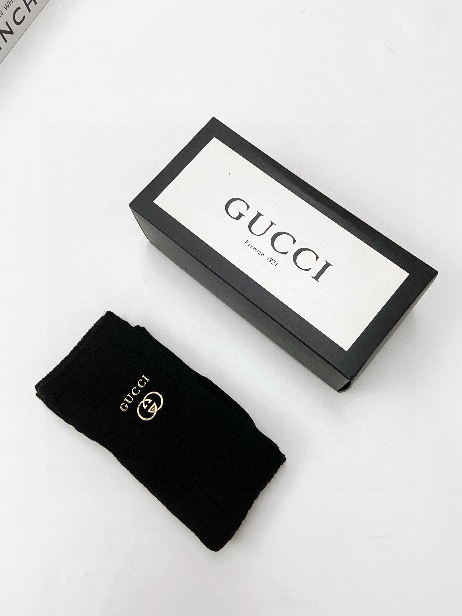  配包装
🌟【一盒一双】
🌟 Gucci 古琦 爆款经典字母 长筒袜 小腿袜。双针针织材质，超完美结合，
