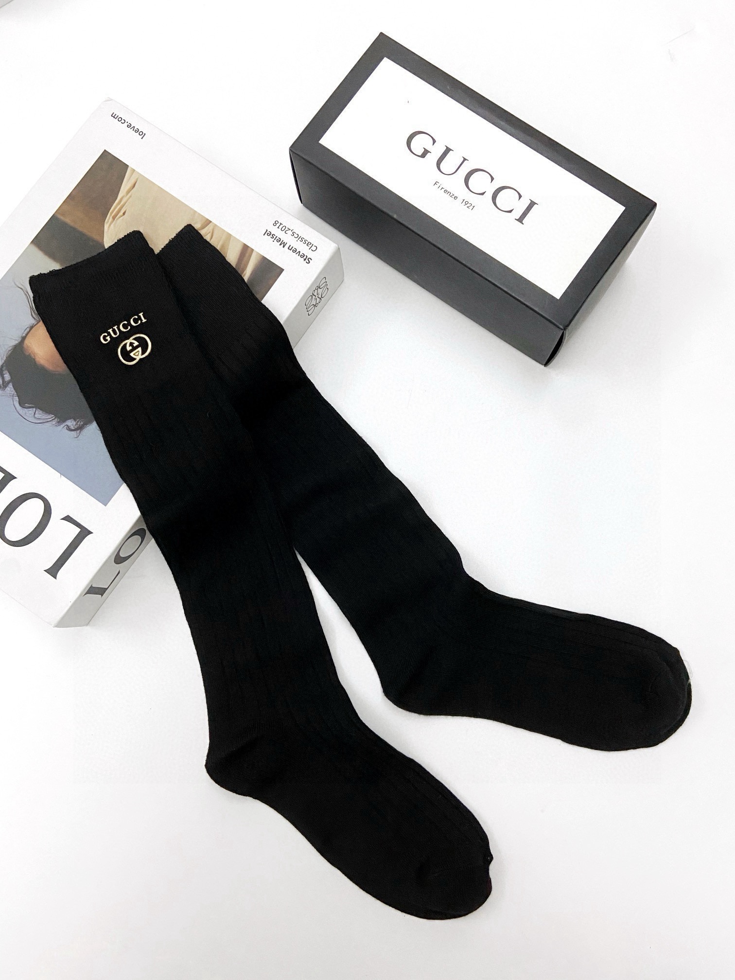  配包装
🌟【一盒一双】
🌟 Gucci 古琦 爆款经典字母 长筒袜 小腿袜。双针针织材质，超完美结合，