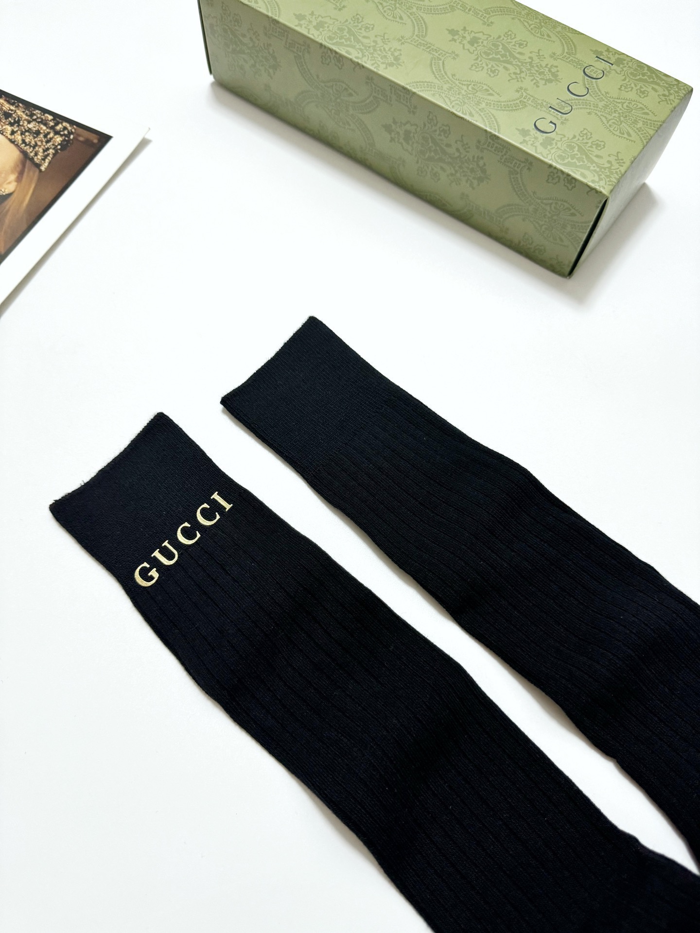  配包装
🌟【一盒一双】
🌟 Gucci 古琦 爆款经典字母 长筒袜 小腿袜。双针针织材质，超完美结合，