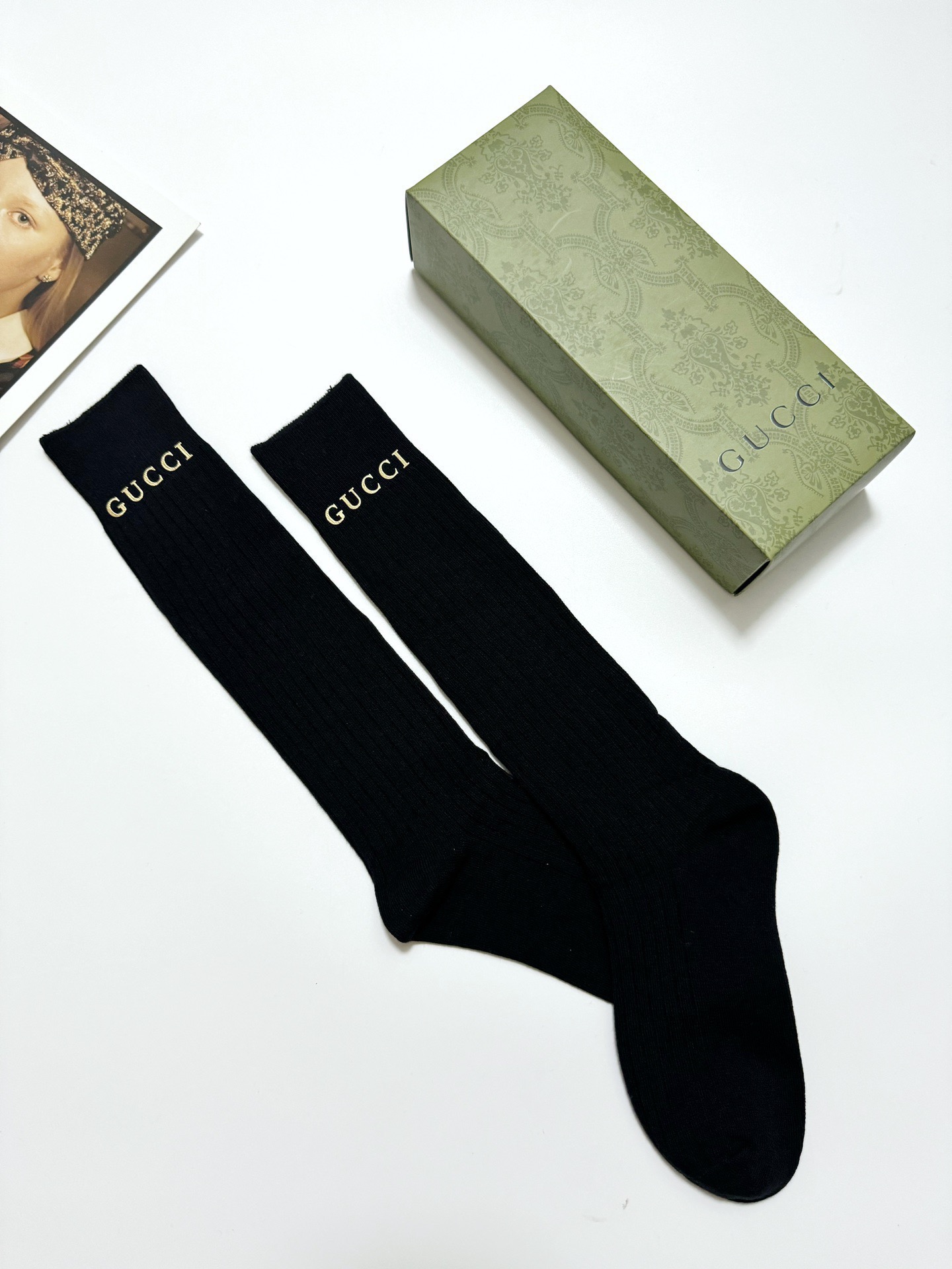  配包装
🌟【一盒一双】
🌟 Gucci 古琦 爆款经典字母 长筒袜 小腿袜。双针针织材质，超完美结合，