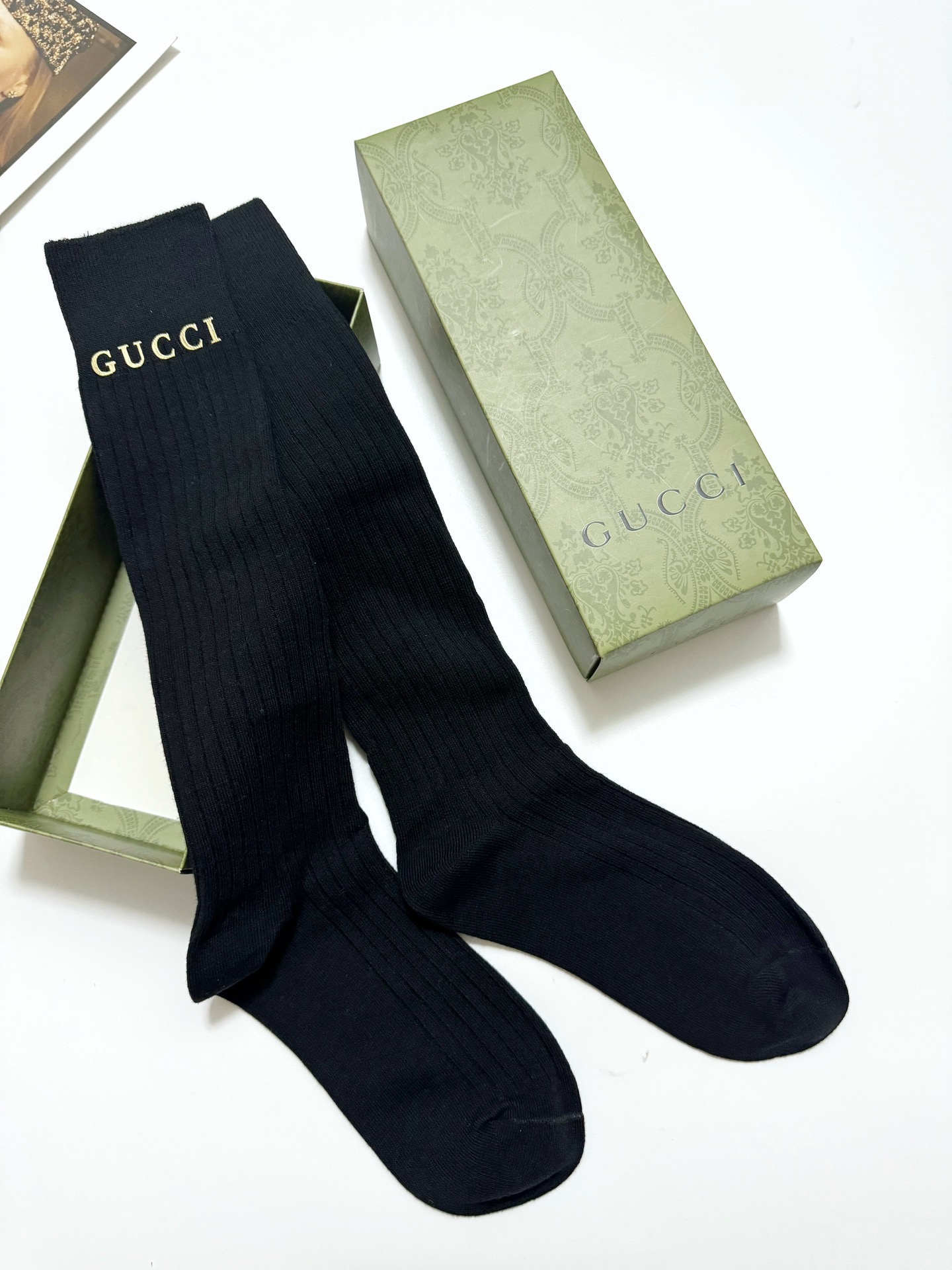 配包装
🌟【一盒一双】
🌟 Gucci 古琦 爆款经典字母 长筒袜 小腿袜。双针针织材质，超完美结合，