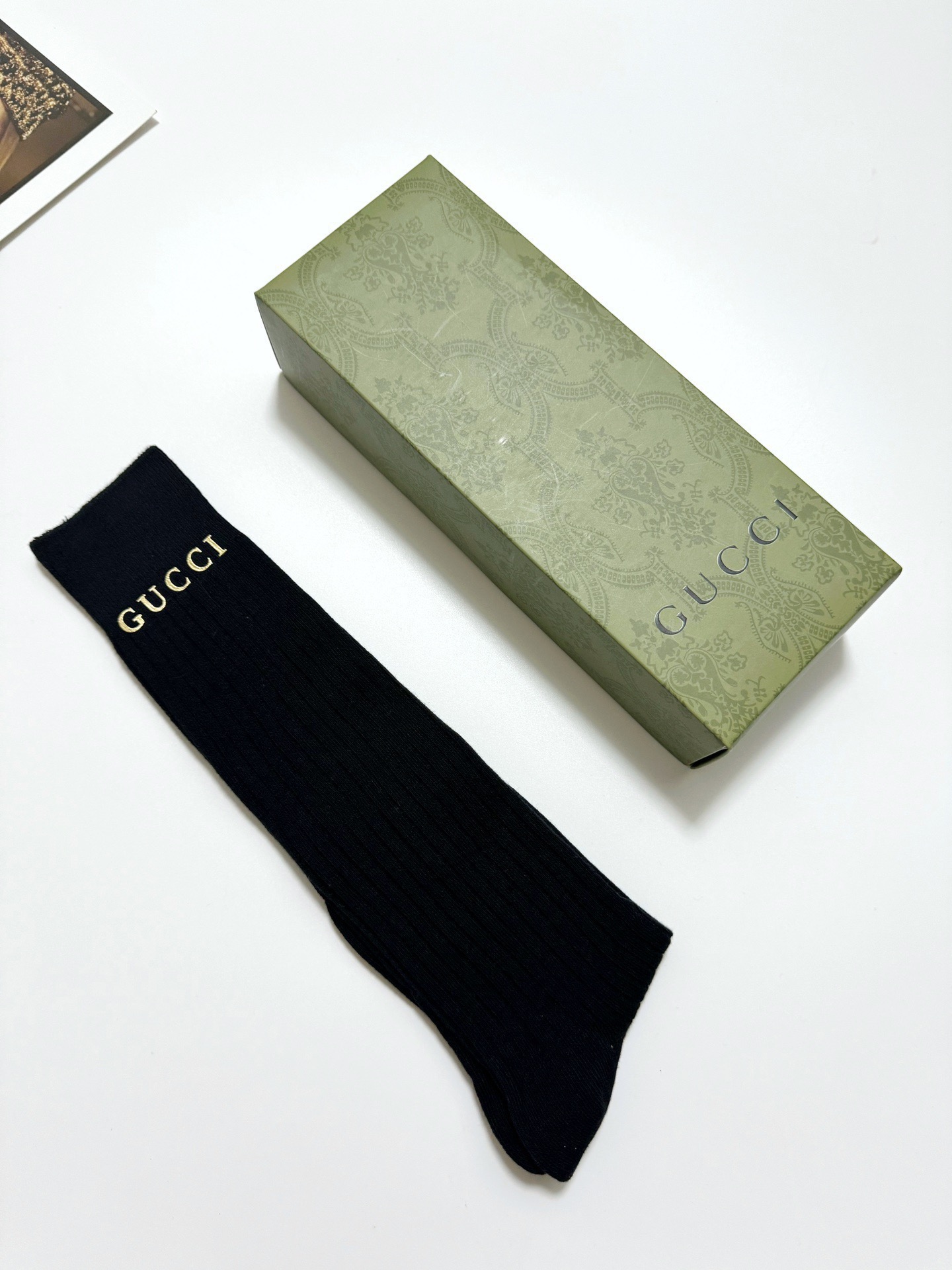  配包装
🌟【一盒一双】
🌟 Gucci 古琦 爆款经典字母 长筒袜 小腿袜。双针针织材质，超完美结合，