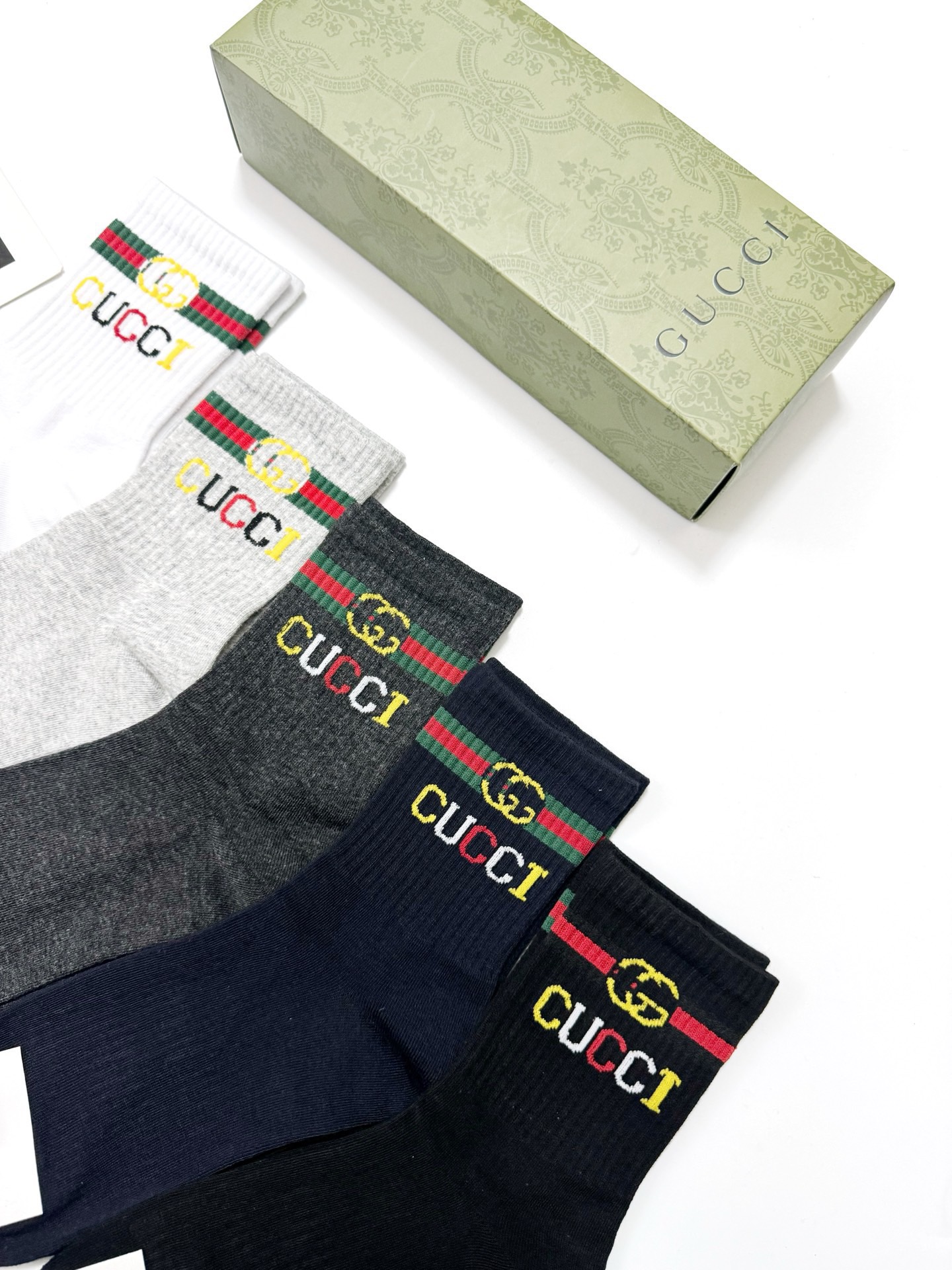  配包装
🌟【一盒5 双】
 🌟Gucci 古奇 经典字母logo纯棉袜  男女同款，ins超火爆红人同