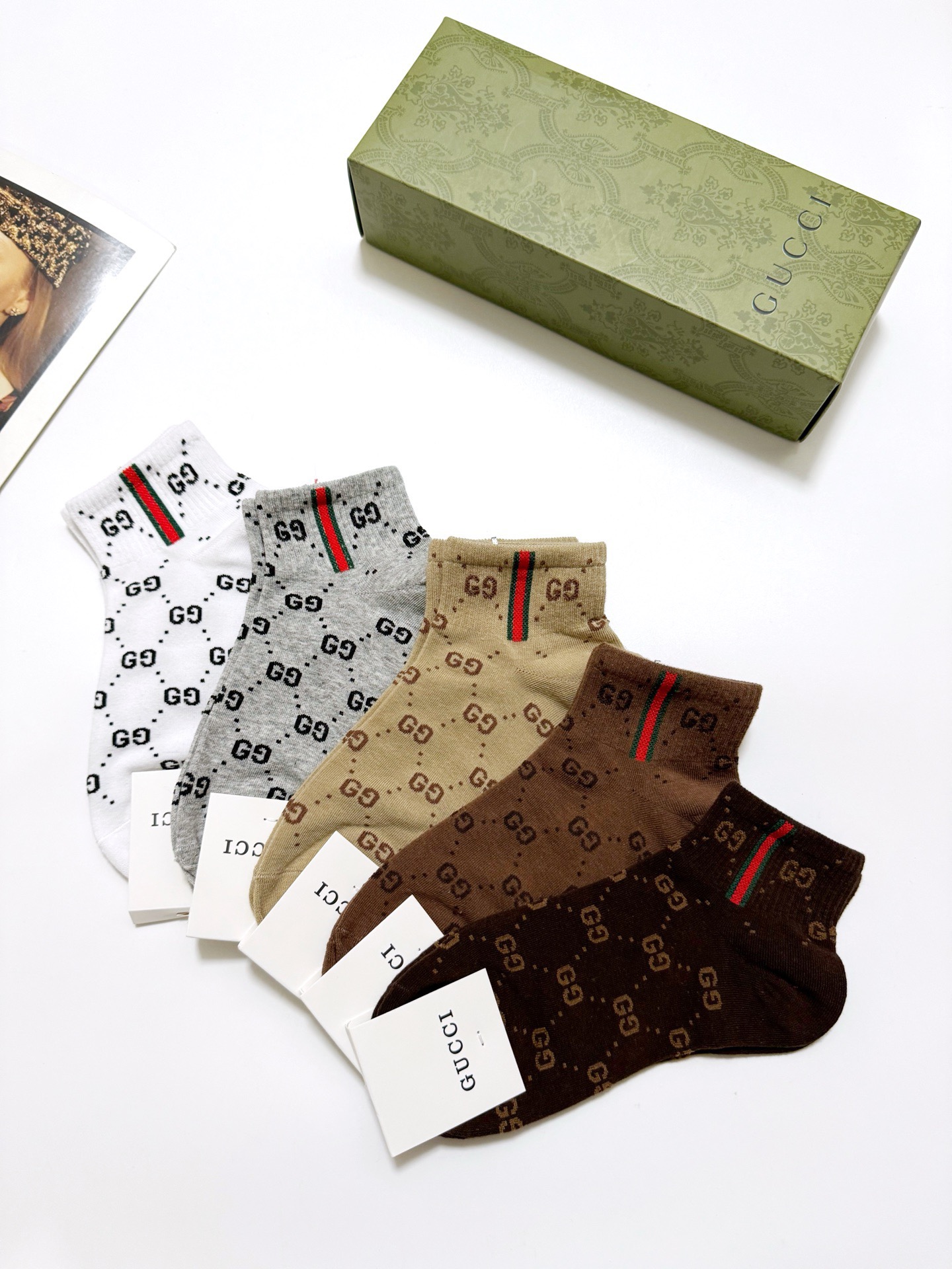  配包装
🌟【一盒5 双】
 🌟Gucci 古奇 经典字母logo纯棉短袜  男女同款，ins超火爆红人
