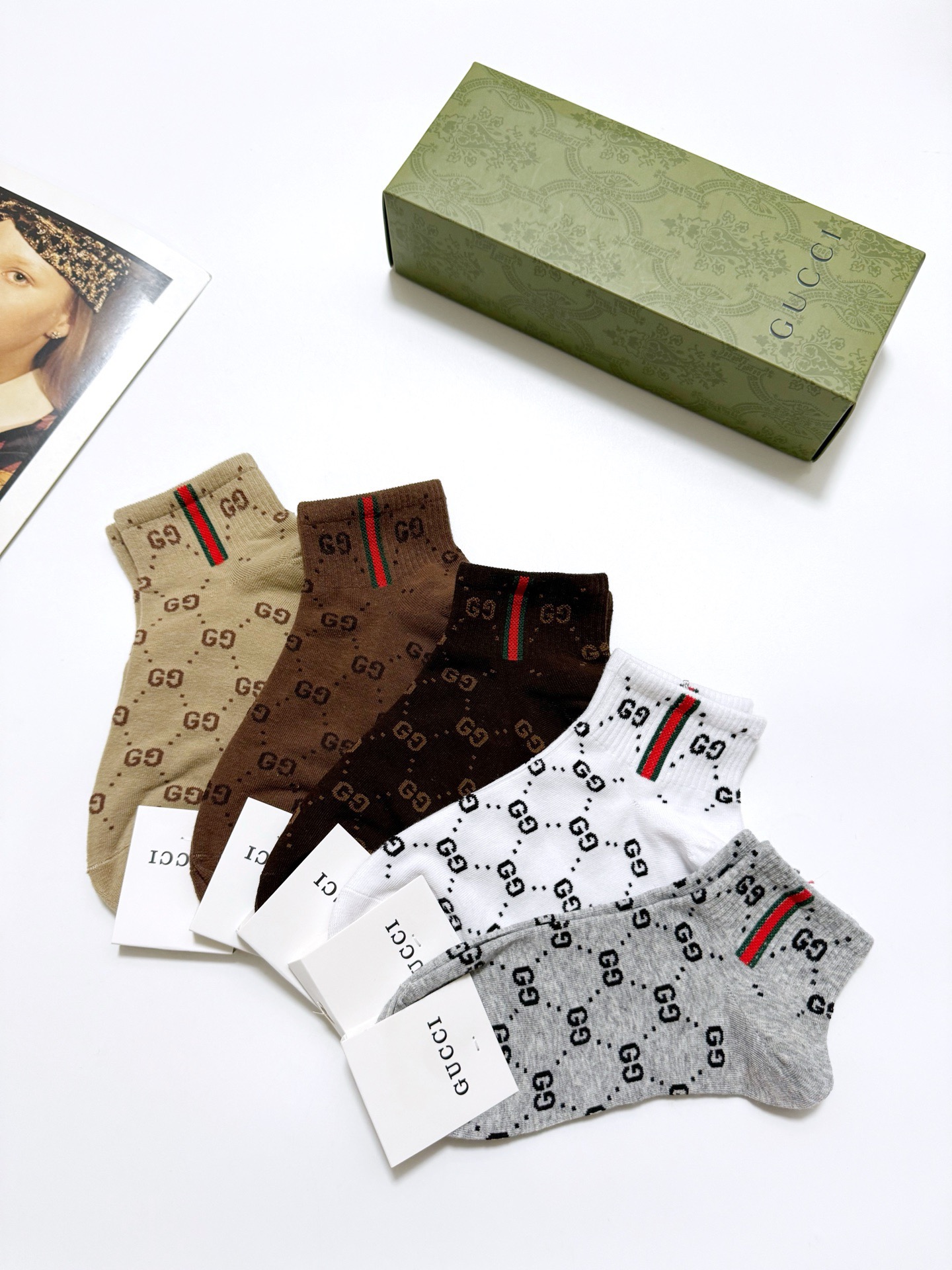  配包装
🌟【一盒5 双】
 🌟Gucci 古奇 经典字母logo纯棉短袜  男女同款，ins超火爆红人