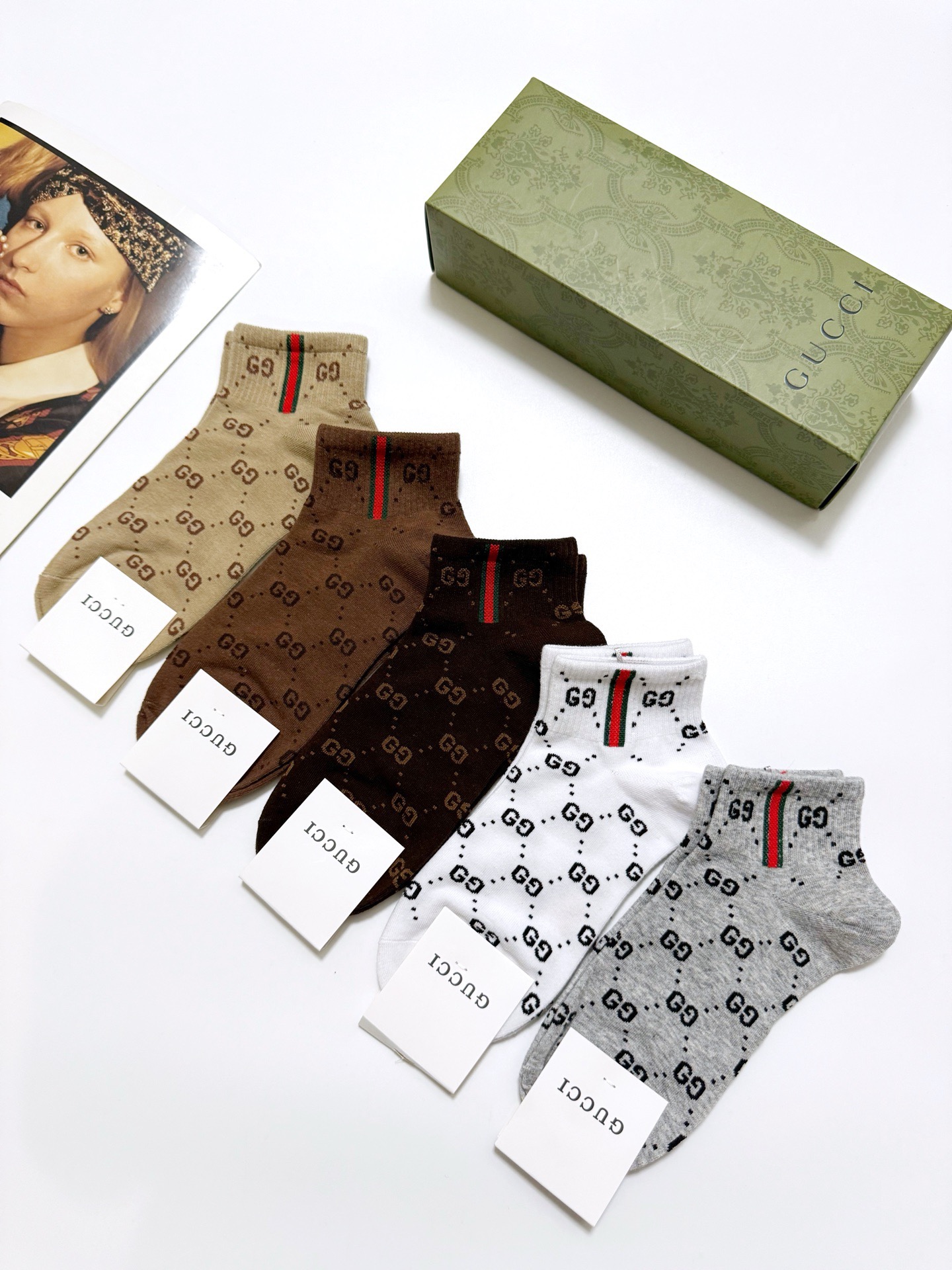  配包装
🌟【一盒5 双】
 🌟Gucci 古奇 经典字母logo纯棉短袜  男女同款，ins超火爆红人