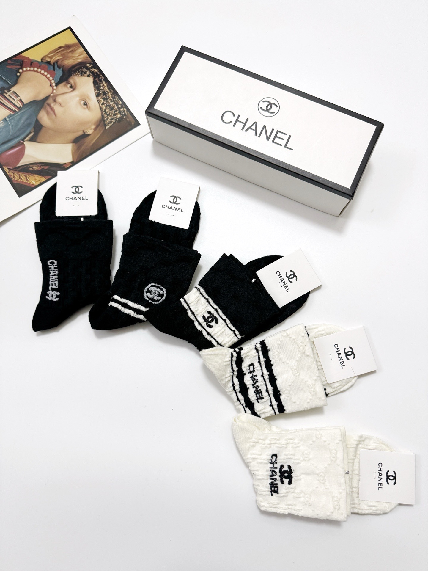  配包装
🌟【一盒5双】
 🌟Chanel 香奈儿 经典浮雕 字母logo 纯棉中筒袜   ，ins超火