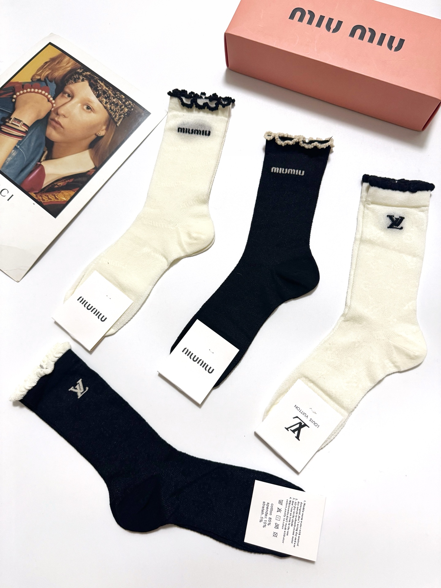  配包装
🌟【一盒4双】
 🌟缪缪 miumiu/LV 路易威登 经典字母logo 超薄透气中筒袜 ，i